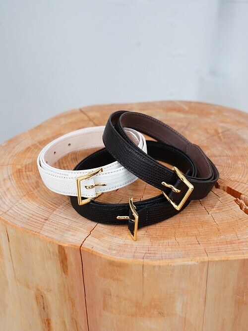 BISOWN's lizard belt. A piece you'd like to add to your current outfit.