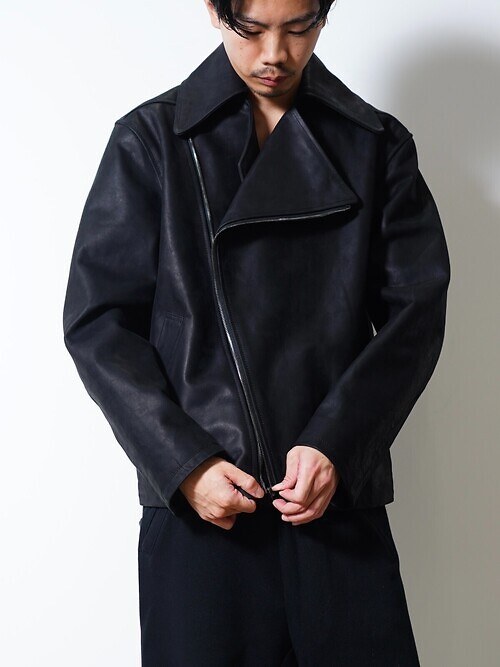 Blanc YM의 세미 더블 레더 재킷. 검은 가죽을 자연스럽게 입다