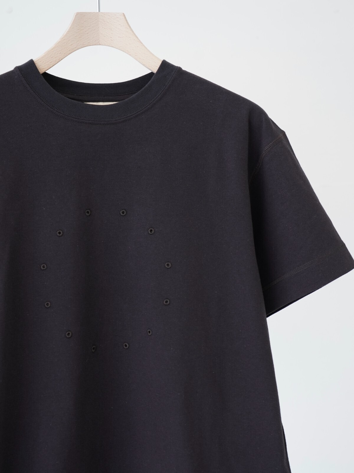 JIAN YE WOMENS & MENS CIRCLE T IMAGE13