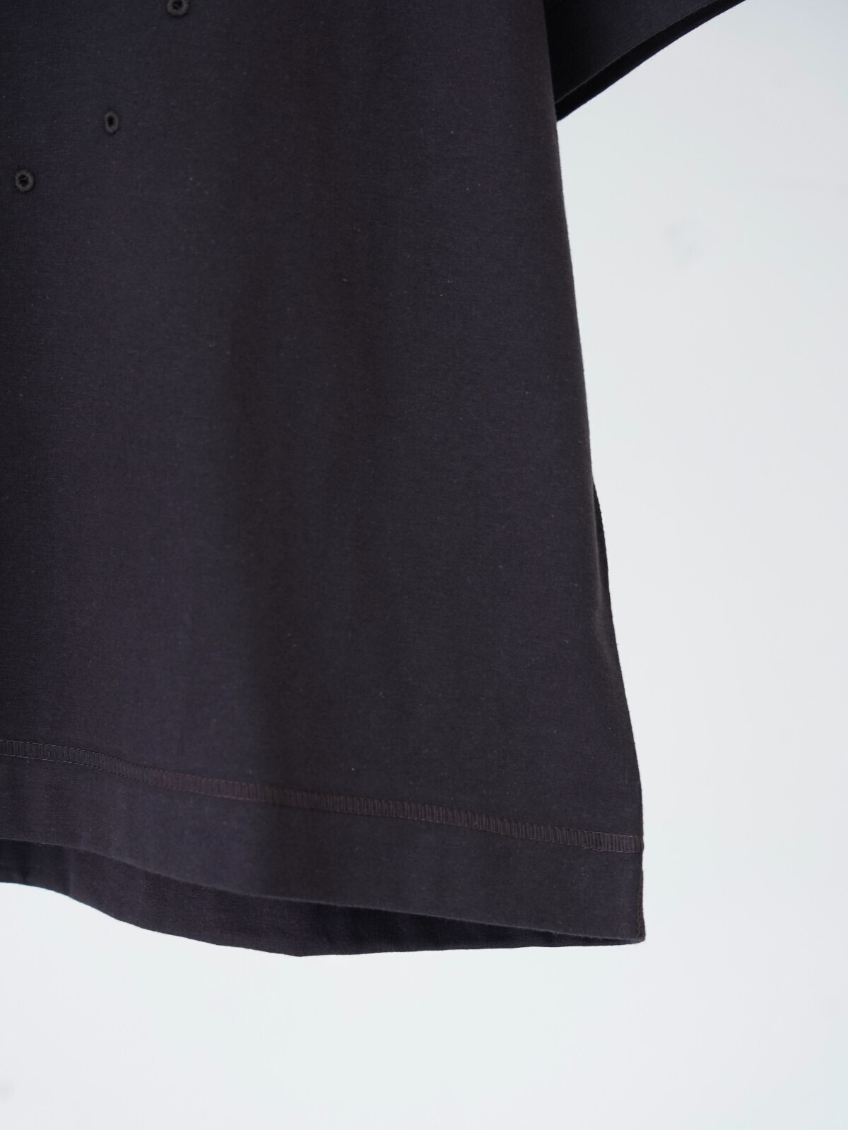 JIAN YE WOMENS & MENS CIRCLE T IMAGE14