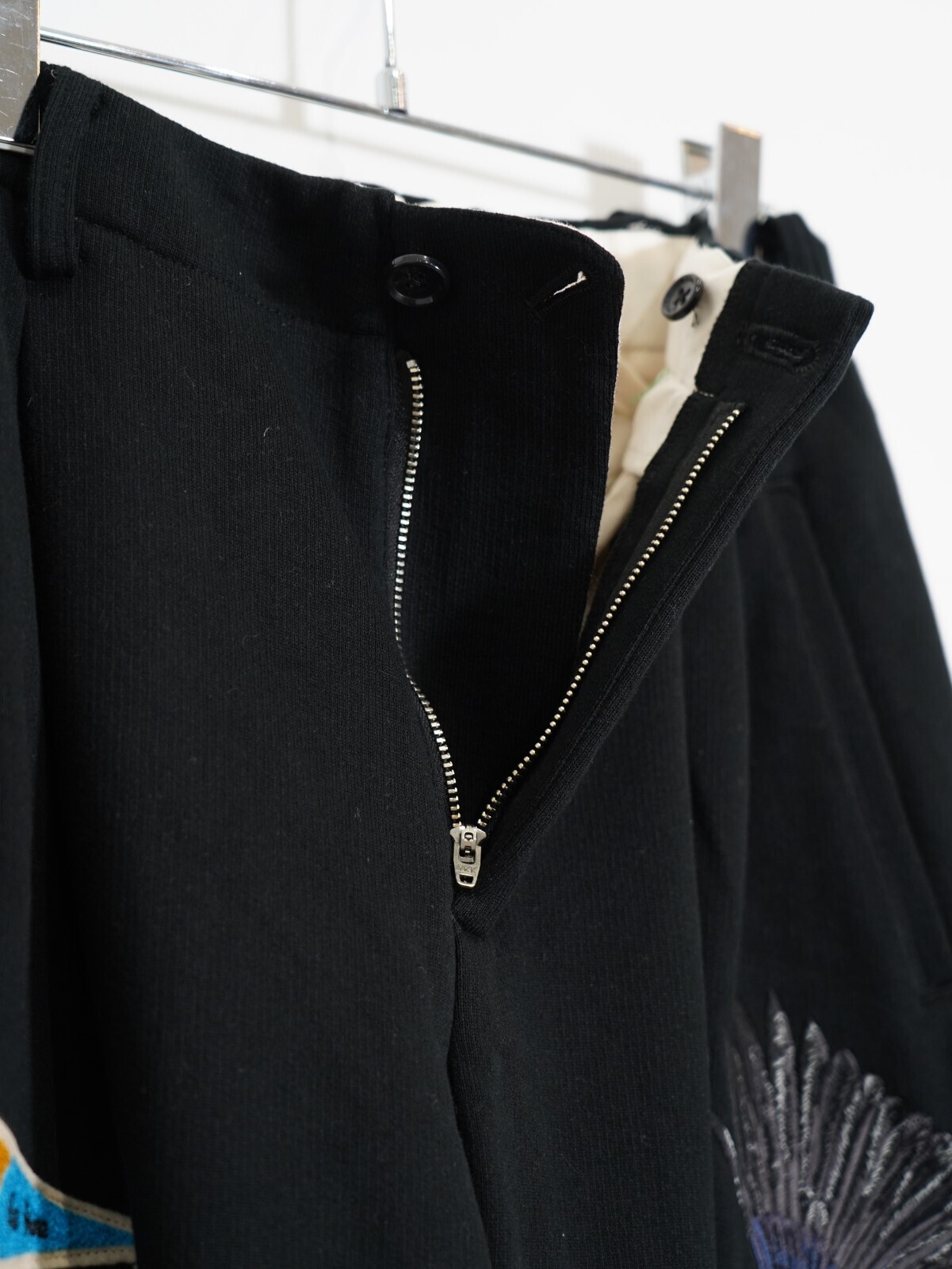 コッキ メンズ マルチエンボディードデザイン スウェットパンツ 画像10