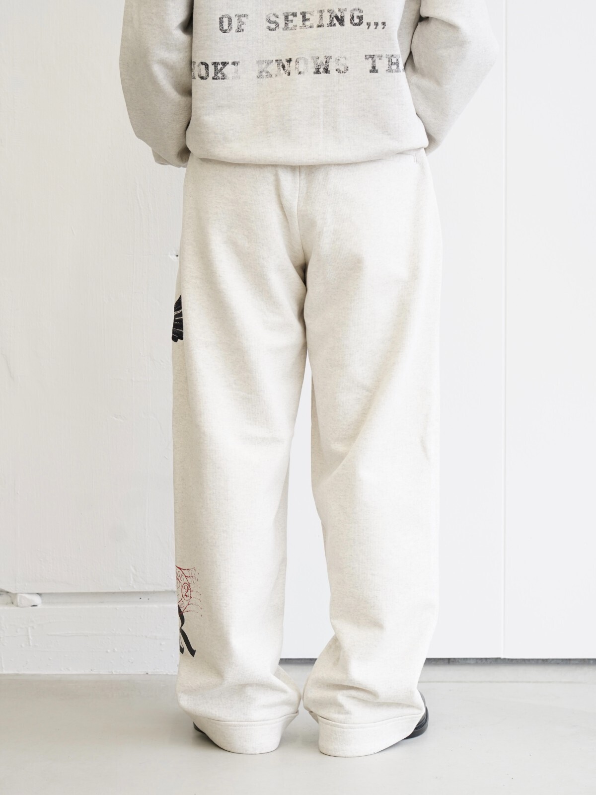 コッキ メンズ マルチエンボディードデザイン スウェットパンツ 画像20