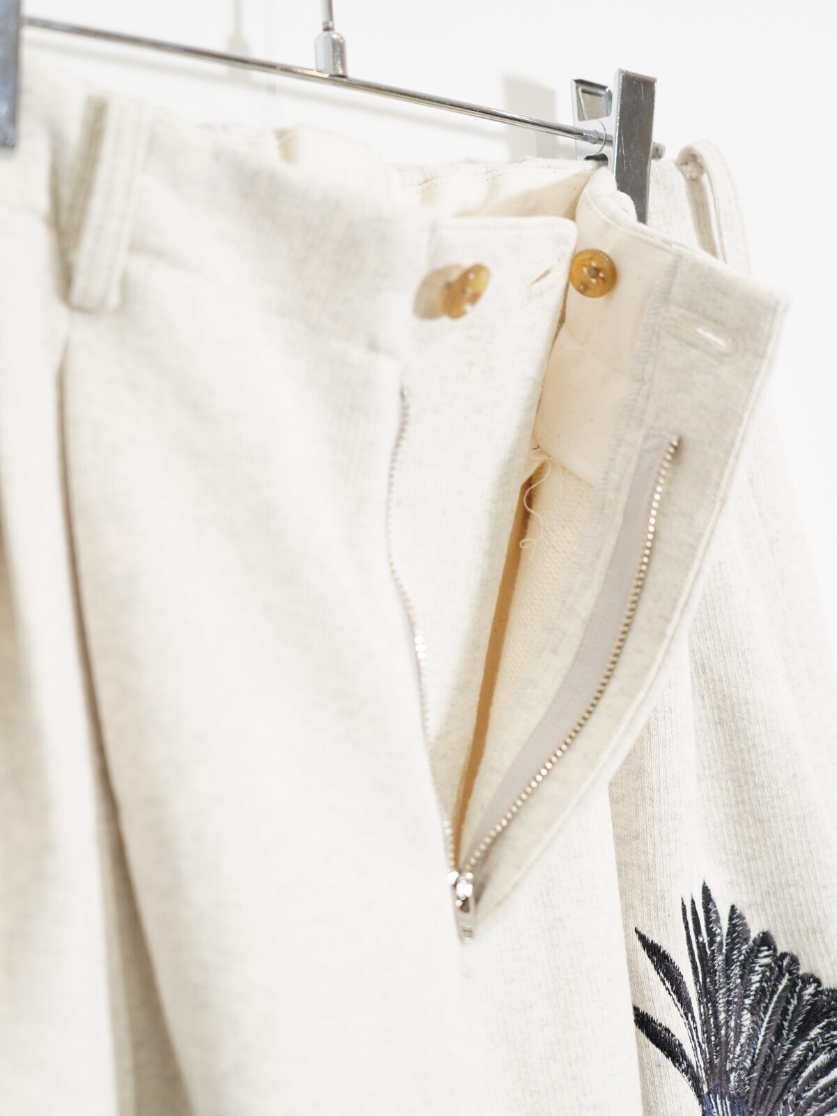 コッキ メンズ マルチエンボディードデザイン スウェットパンツ 画像17