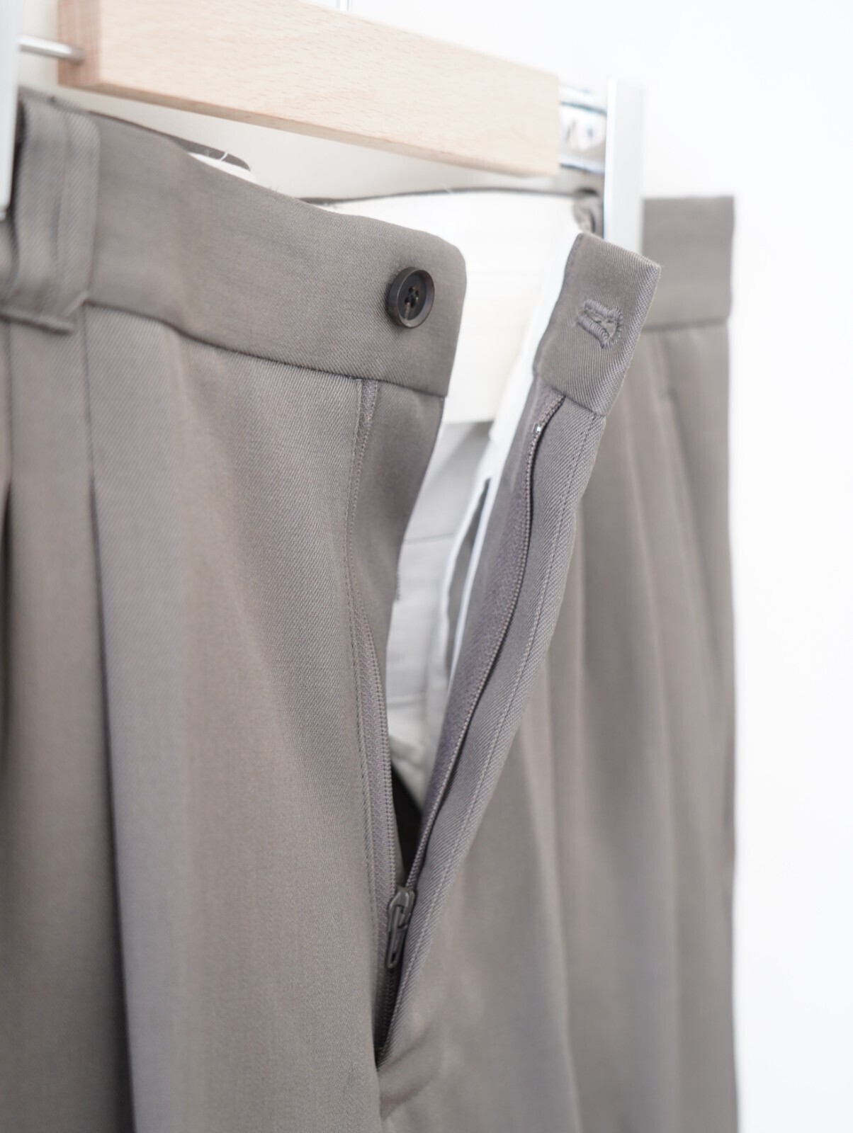 YOKE MENS 3pleated Wide-leg Trousers IMAGE24