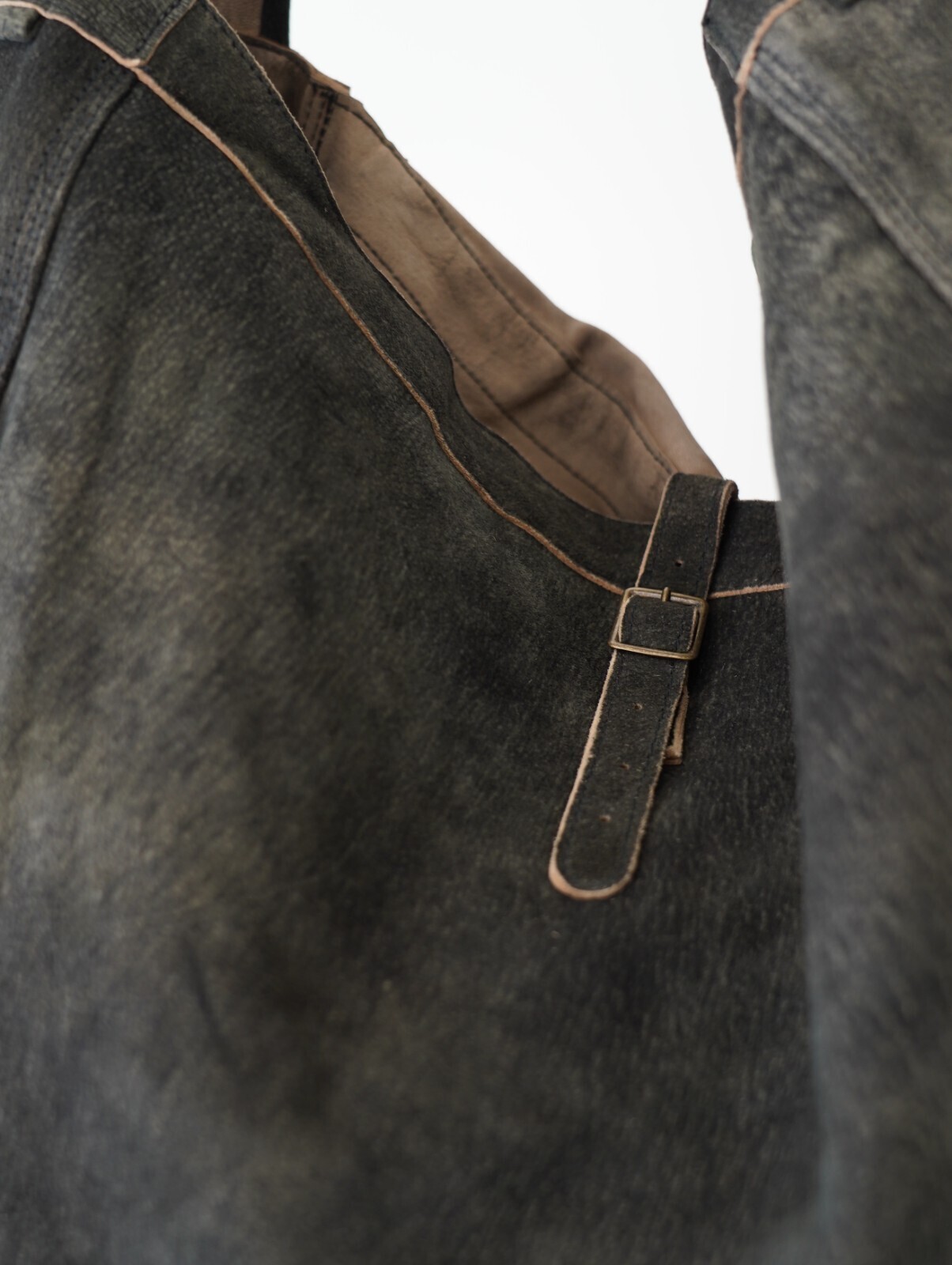 セブンバイセブン メンズ レザーショルダーバッグ -ゴートスウェードアンティークフィニッシュ- 画像4