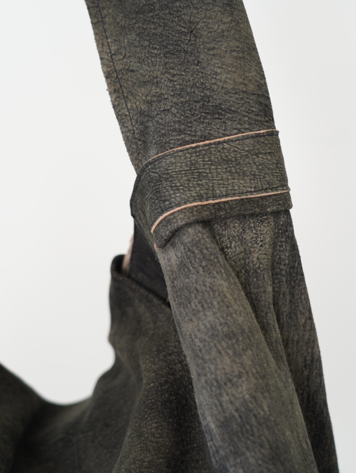 セブンバイセブン メンズ レザーショルダーバッグ -ゴートスウェードアンティークフィニッシュ- 画像3