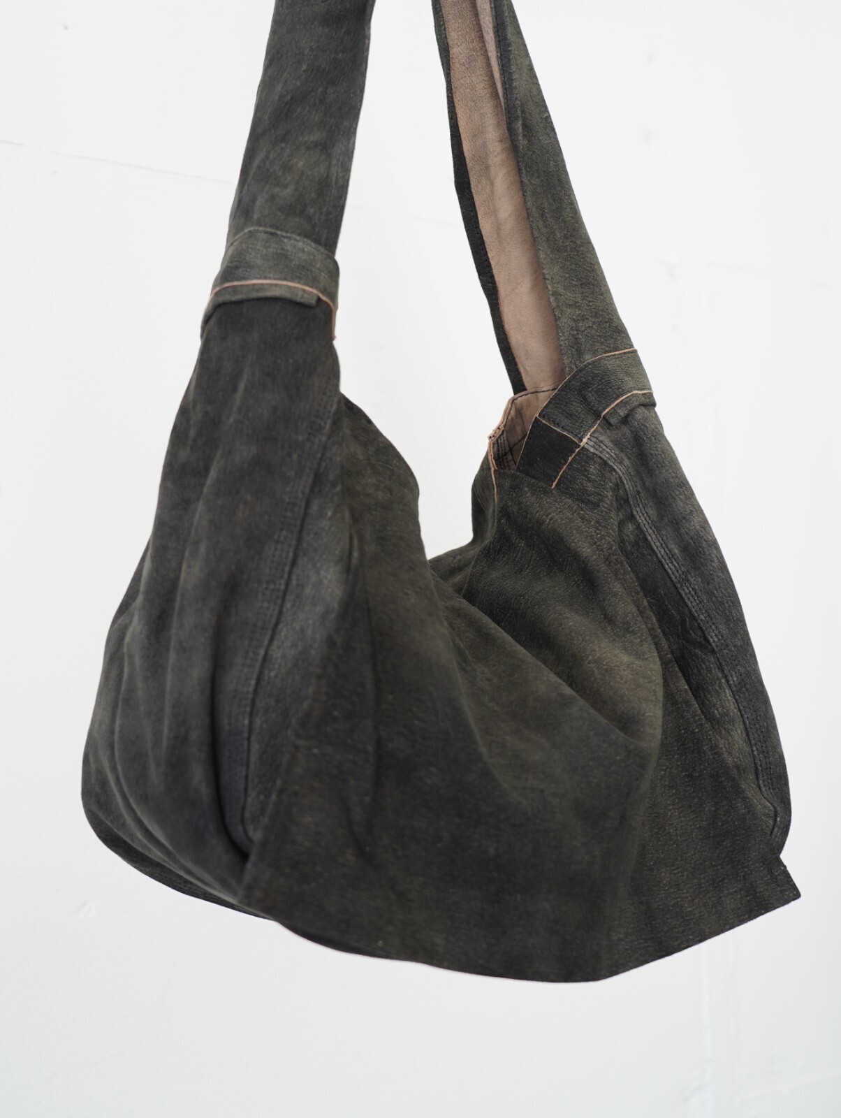 セブンバイセブン メンズ レザーショルダーバッグ -ゴートスウェードアンティークフィニッシュ- 画像2