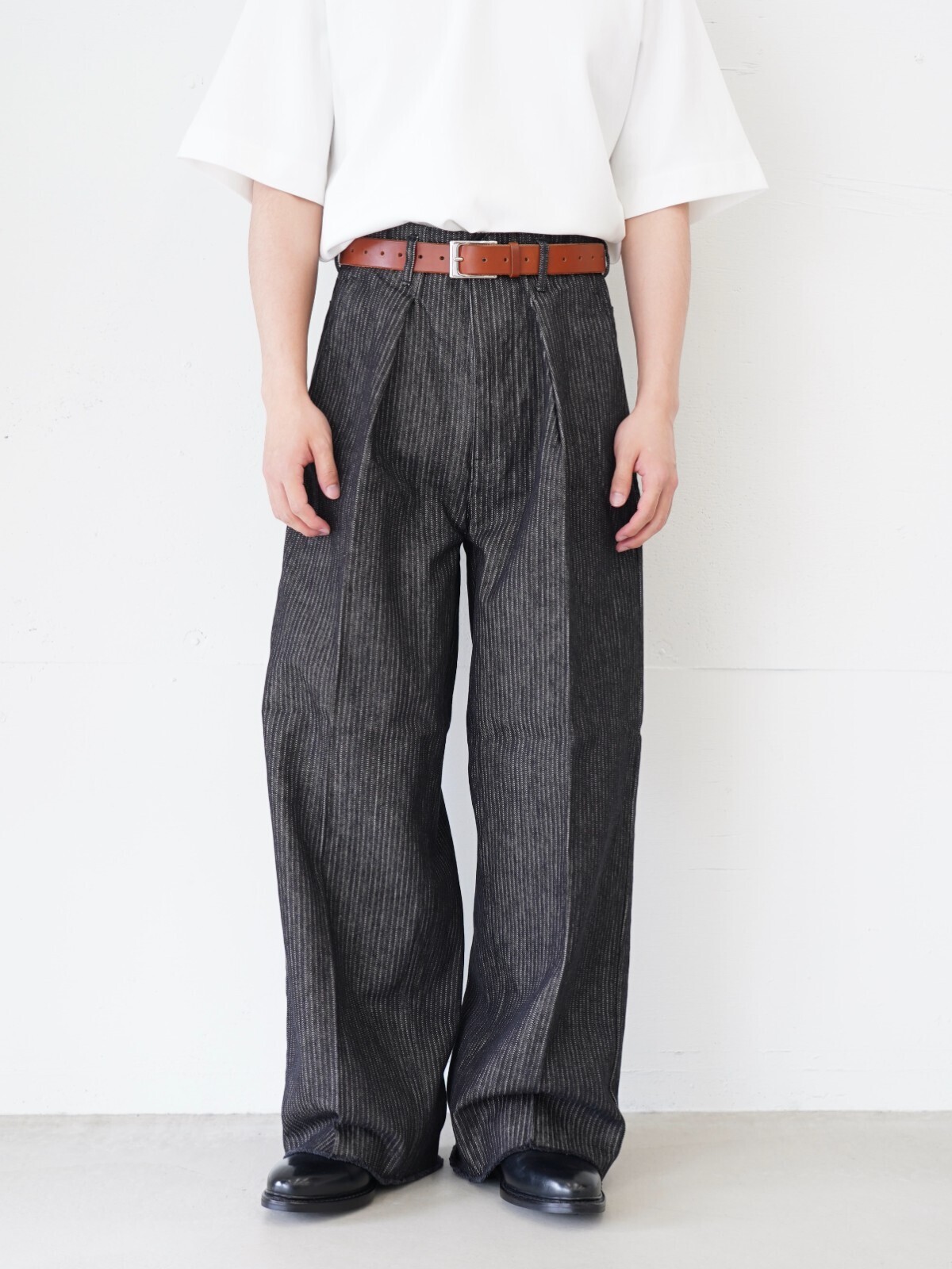saby MENS TUCK-BAGGY TYPE 2 - Stripe Denim One Wash - IMAGE1
