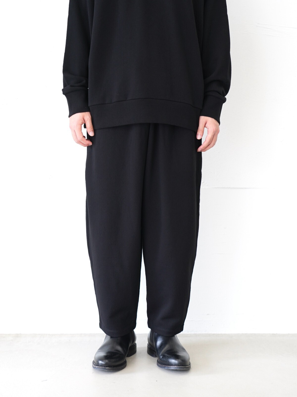 WONDER ROOM WOMENS & MENS sweat slacks “FRIEND” (25AW) IMAGE1