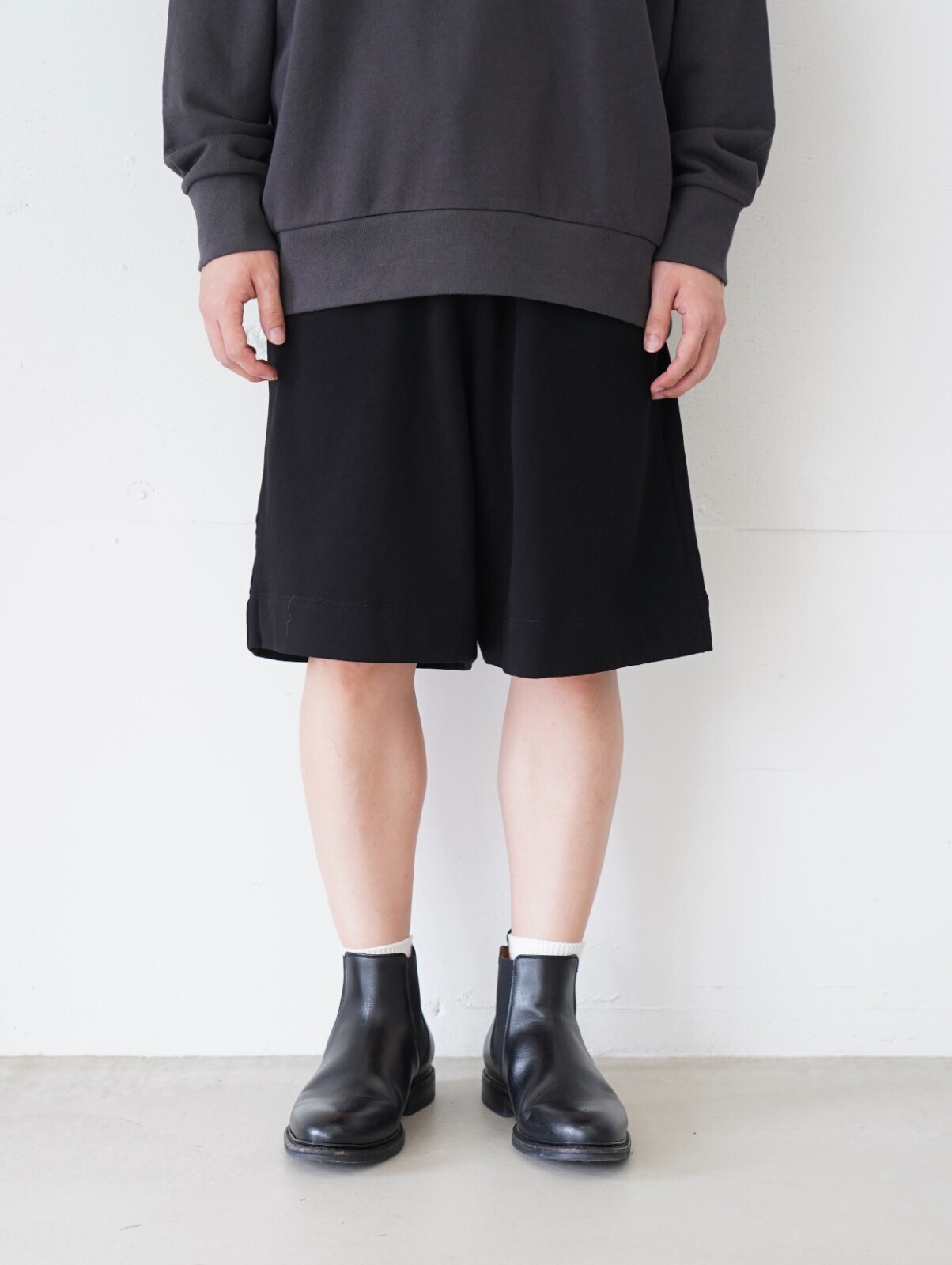 WONDER ROOM WOMENS & MENS sweat shorts “FRIEND” (25AW) IMAGE1