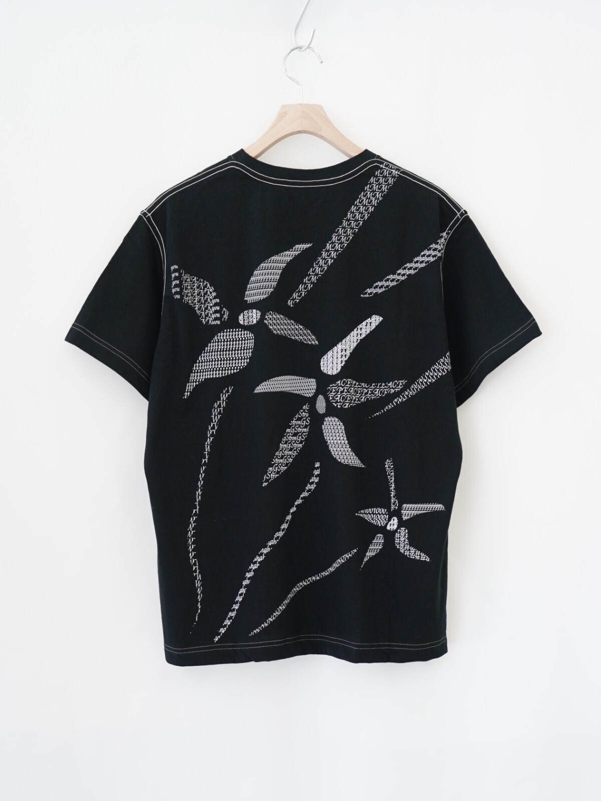【関税込み】KHOKI ブラック マルチプリント Tシャツ プリントTシャツ - コッキ レディース & メンズ｜公式通販サイト