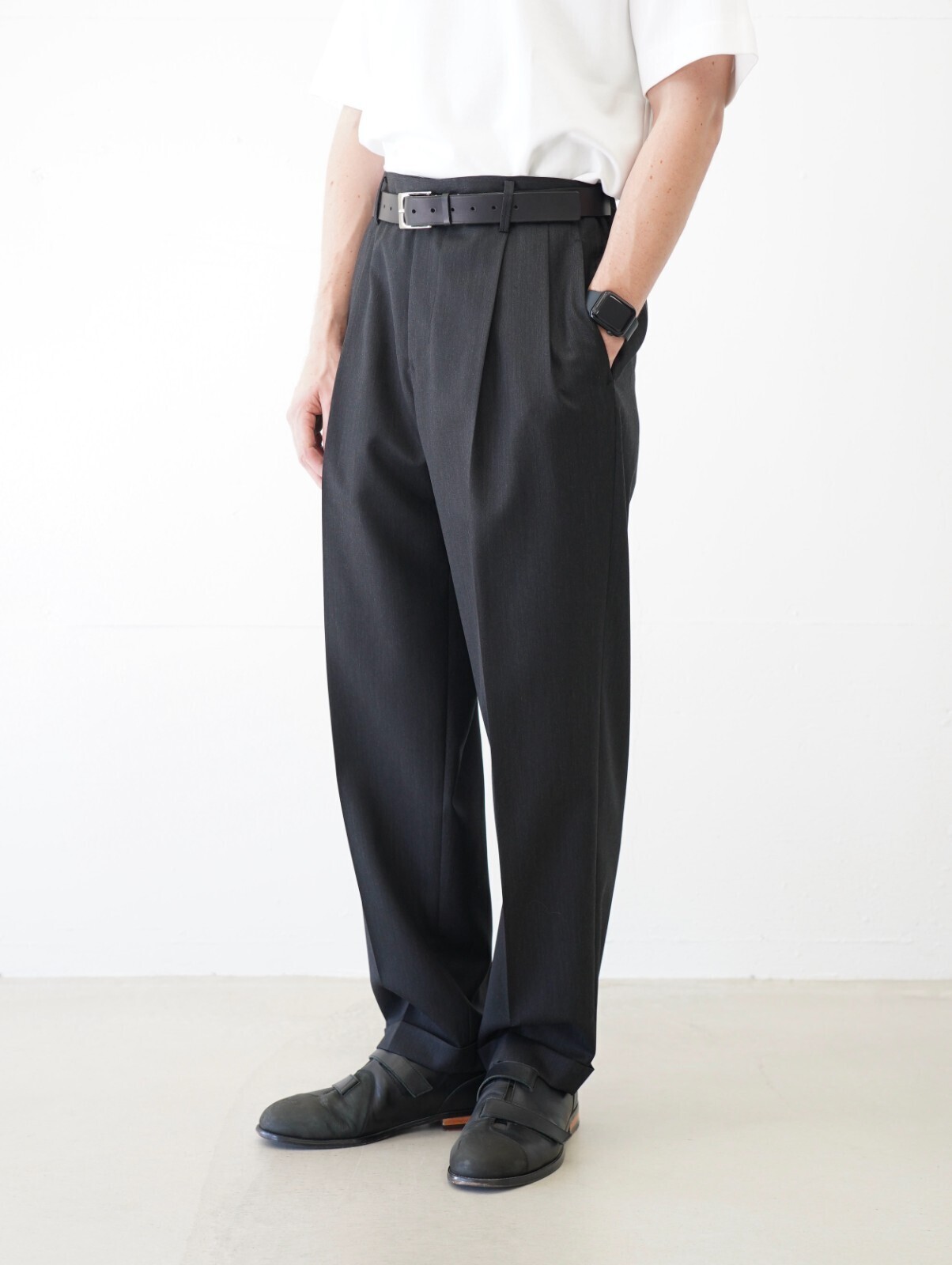 IRENISA 남성 TWO TUCKS TAPERED TROUSERS 이미지4