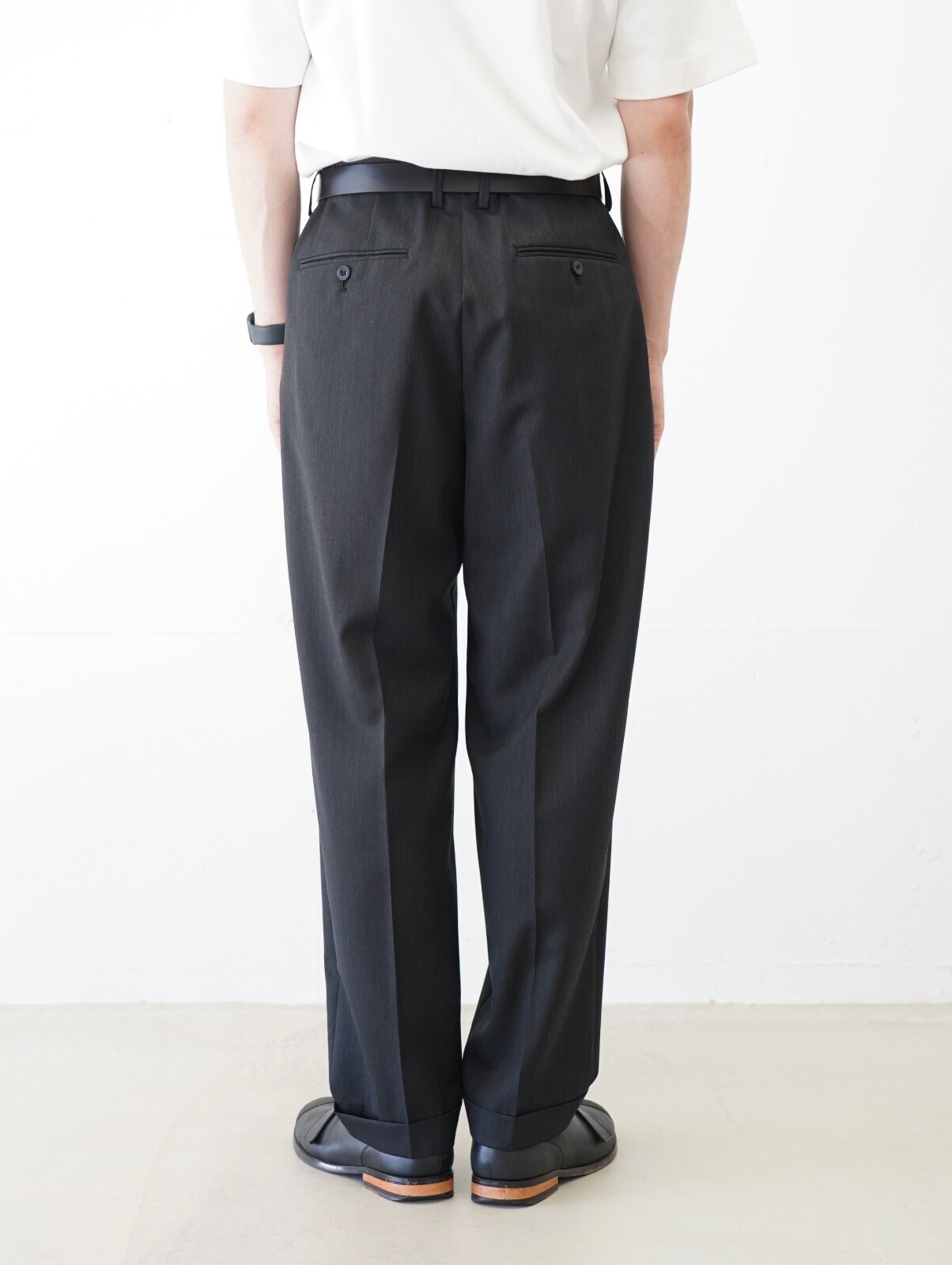 IRENISA 남성 TWO TUCKS TAPERED TROUSERS 이미지3