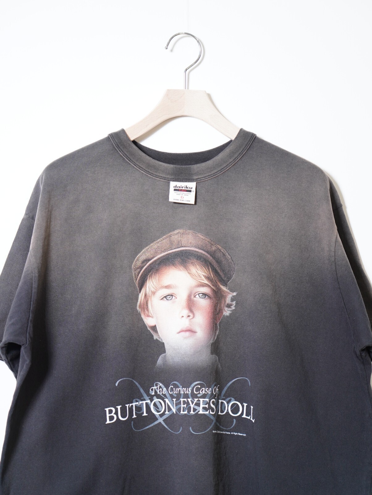 ダイリク メンズ "BUTTON EYE DOLL" サンバーンハーフスリーブタグTシャツ 画像3