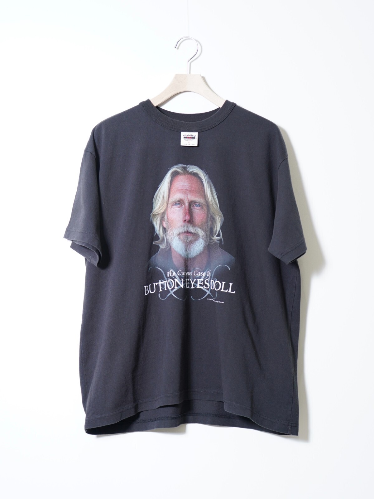 ダイリク メンズ "BUTTON EYE DOLL" ハーフスリーブタグTシャツ 画像1