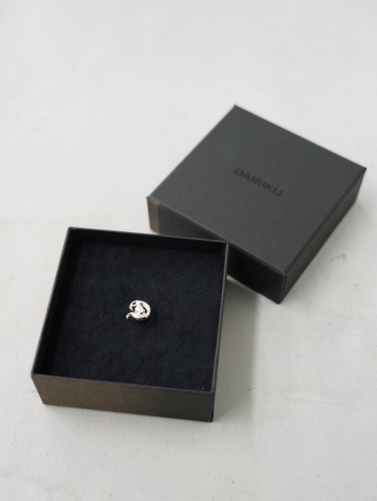 ダイリク レディース & メンズ "D" シルバーイヤリング (ピアス) 画像3