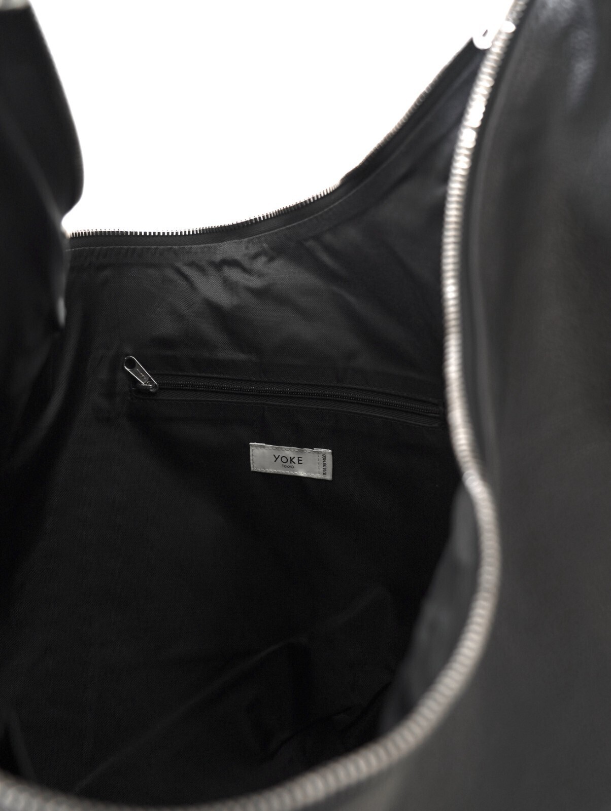 YOKE WOMENS & MENS Calf Leather Circle Bag IMAGE6