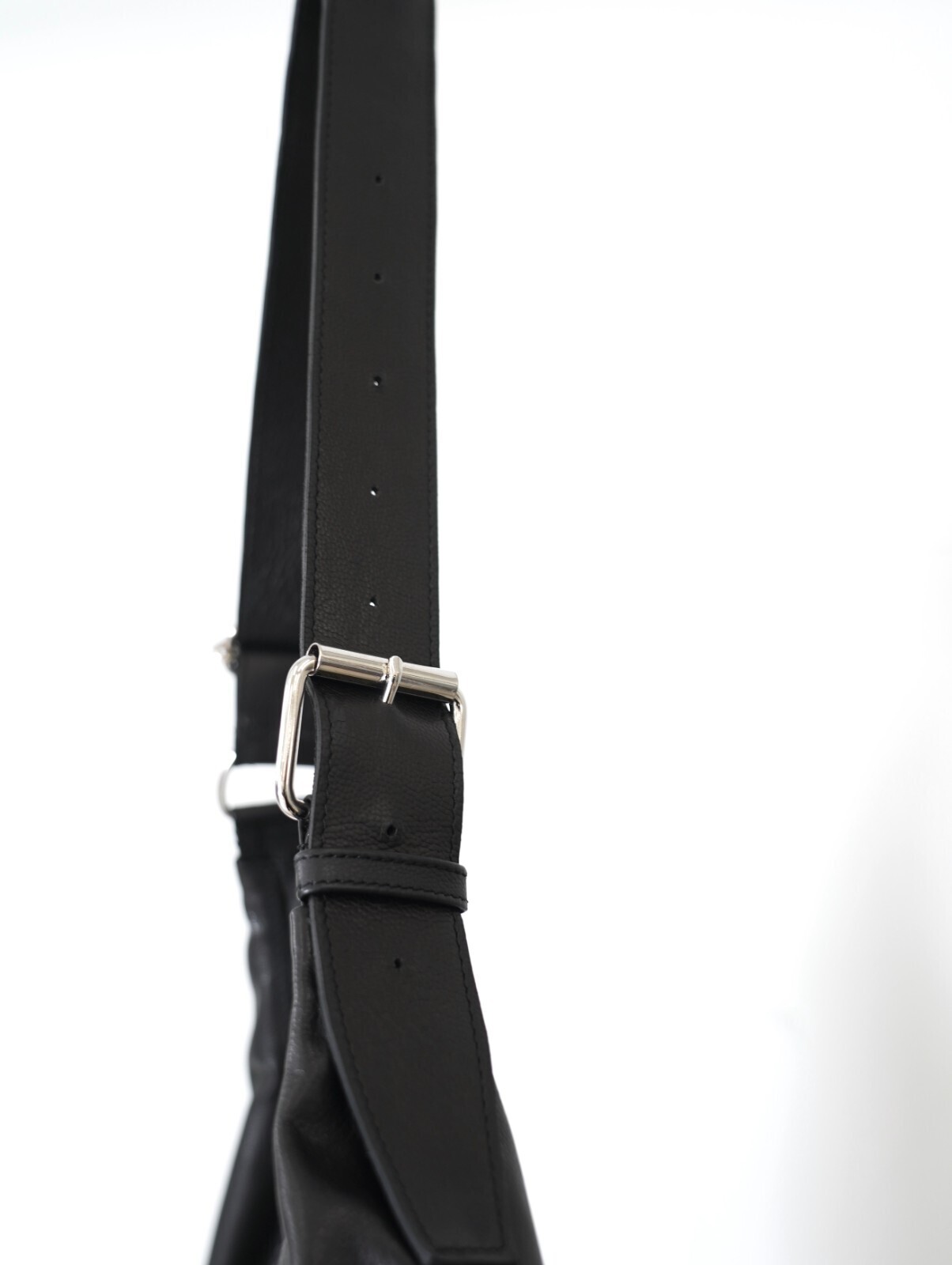 YOKE WOMENS & MENS Calf Leather Circle Bag IMAGE5