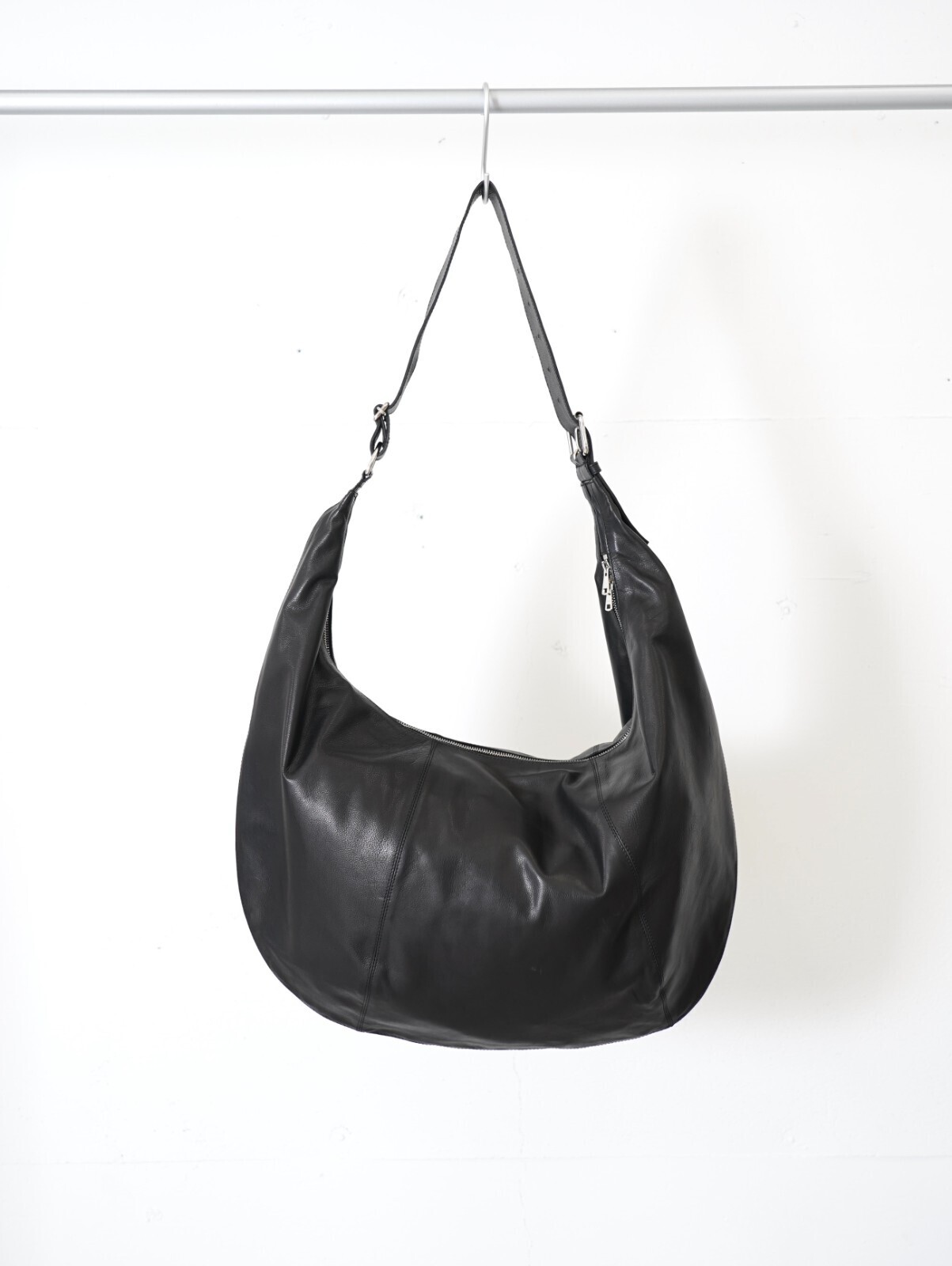YOKE WOMENS & MENS Calf Leather Circle Bag IMAGE1