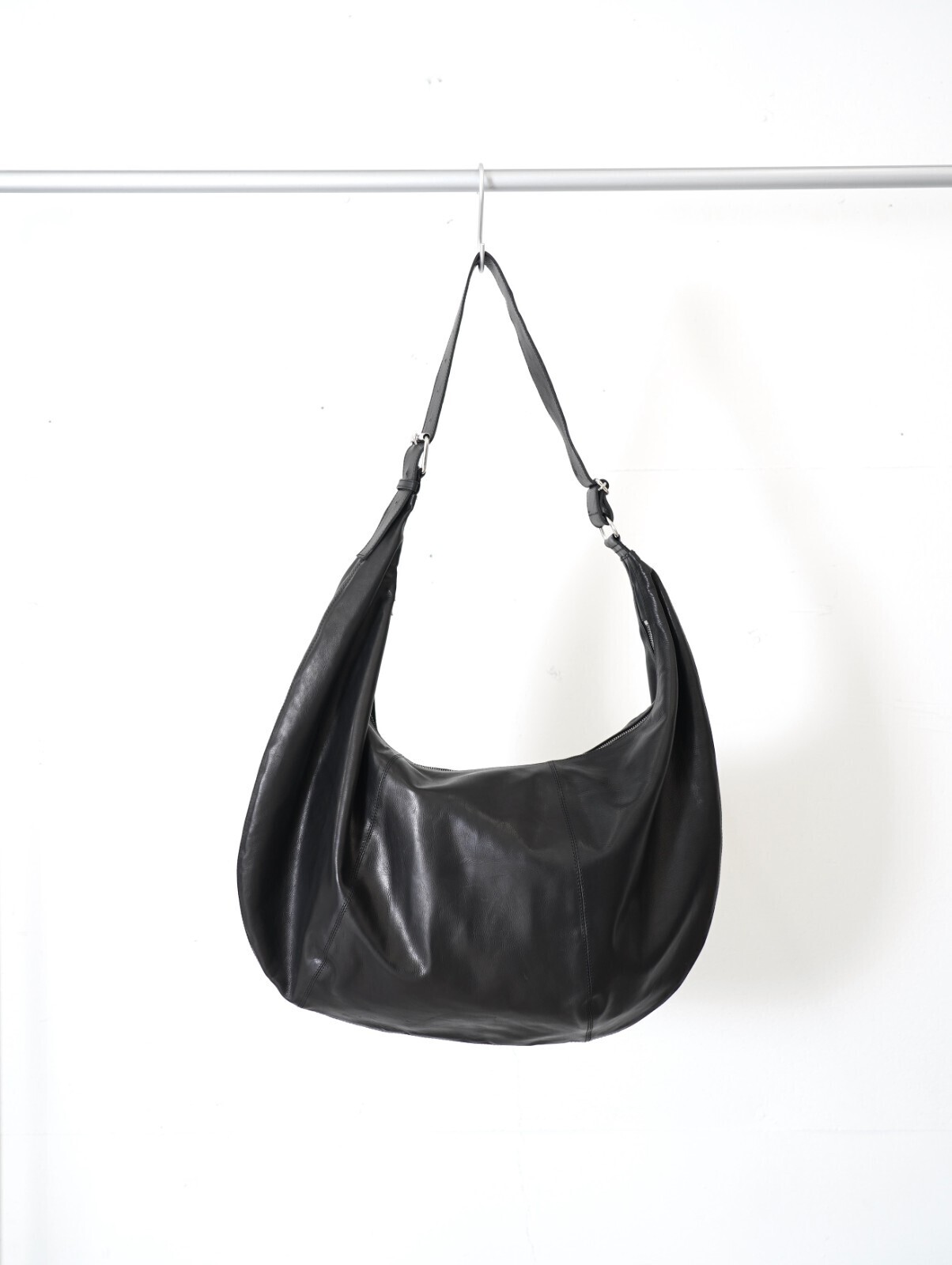 YOKE WOMENS & MENS Calf Leather Circle Bag IMAGE3