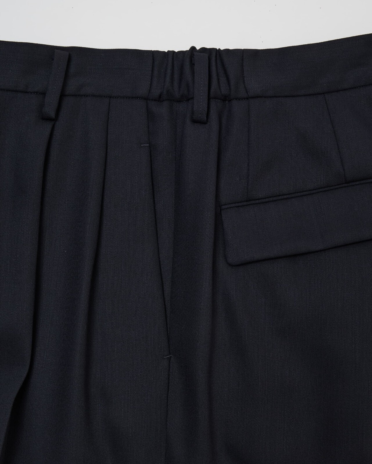 IRENISA 남성 TWO TUCKS WIDE TROUSERS (26SS) 이미지5