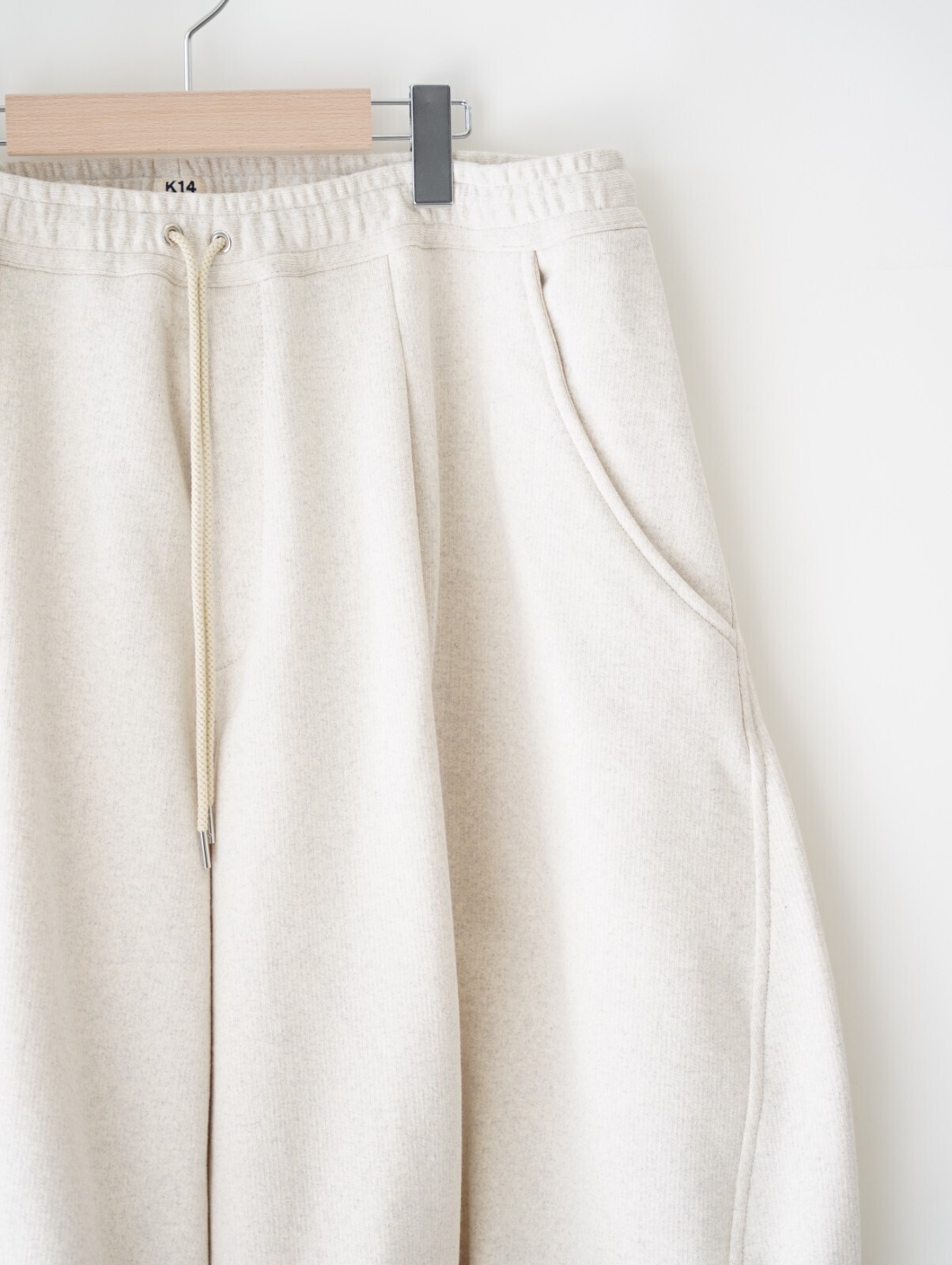 KHOKI MENS Pleated Balloon Sweat Shorts IMAGE3