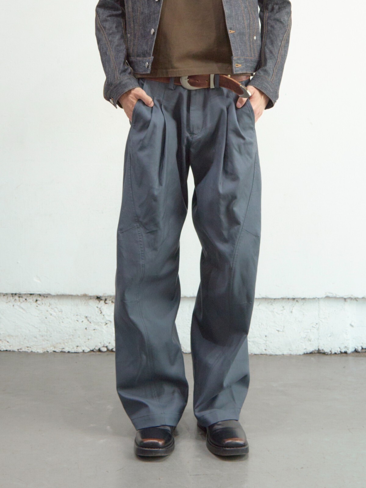 ネヴァーフォーゲット メンズ 2タックツイストトラウザーズ 画像1