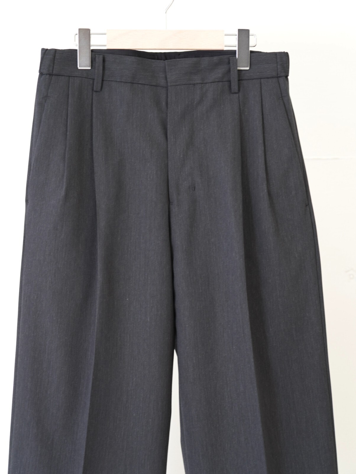 IRENISA 남성 TWO TUCKS WIDE TROUSERS (26SS) 이미지6