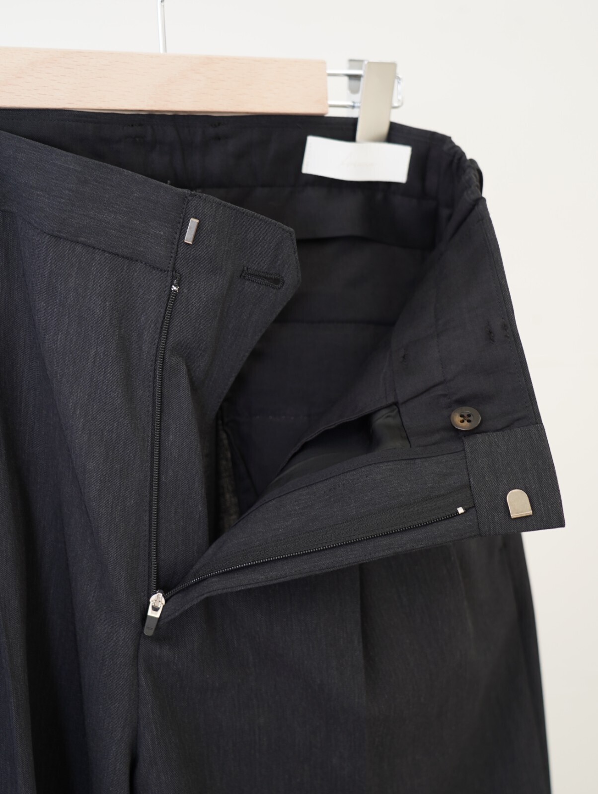 IRENISA 남성 TWO TUCKS WIDE TROUSERS (26SS) 이미지8