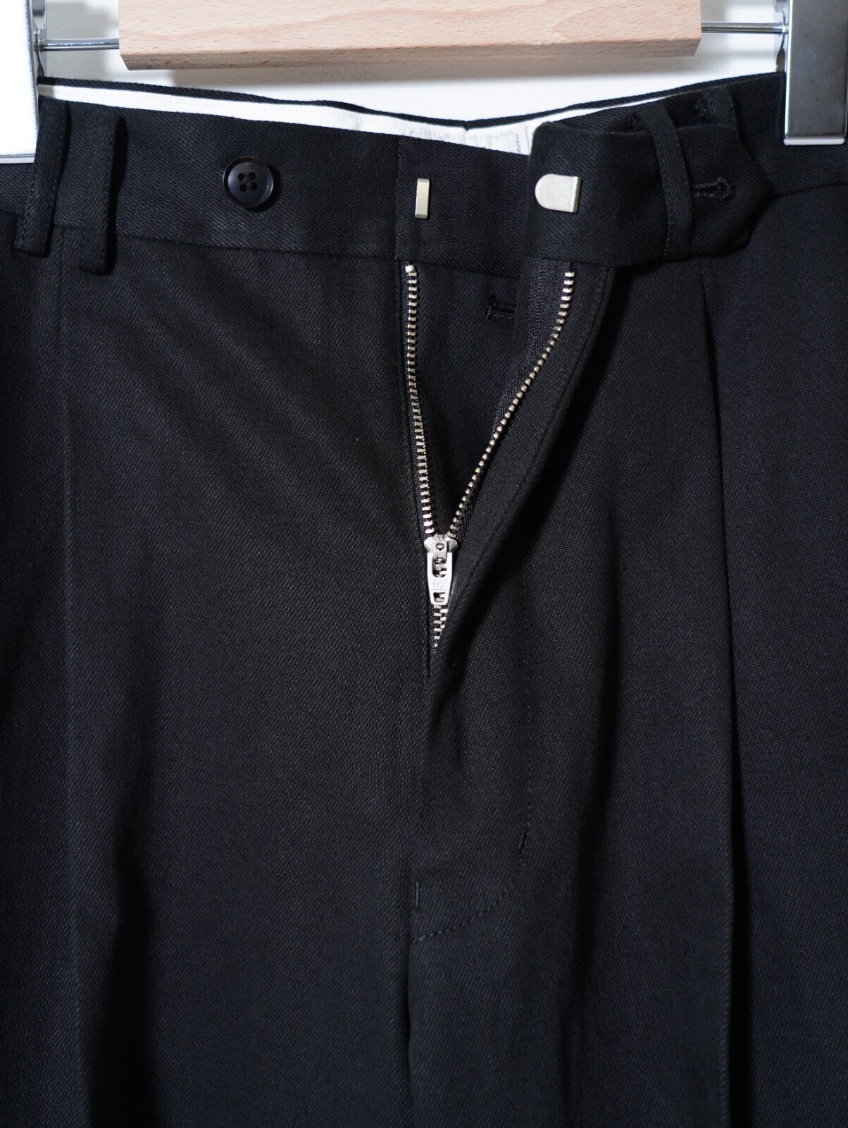 YOKE 남성 1Pleated Wide Tapered Trousers 이미지7