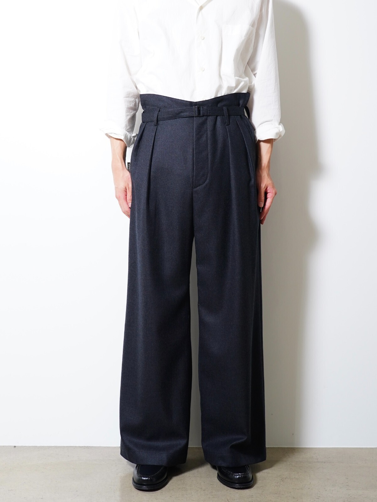IRENISA 남성 BELTED HIGH-WAIST BAGGY PANTS 이미지13