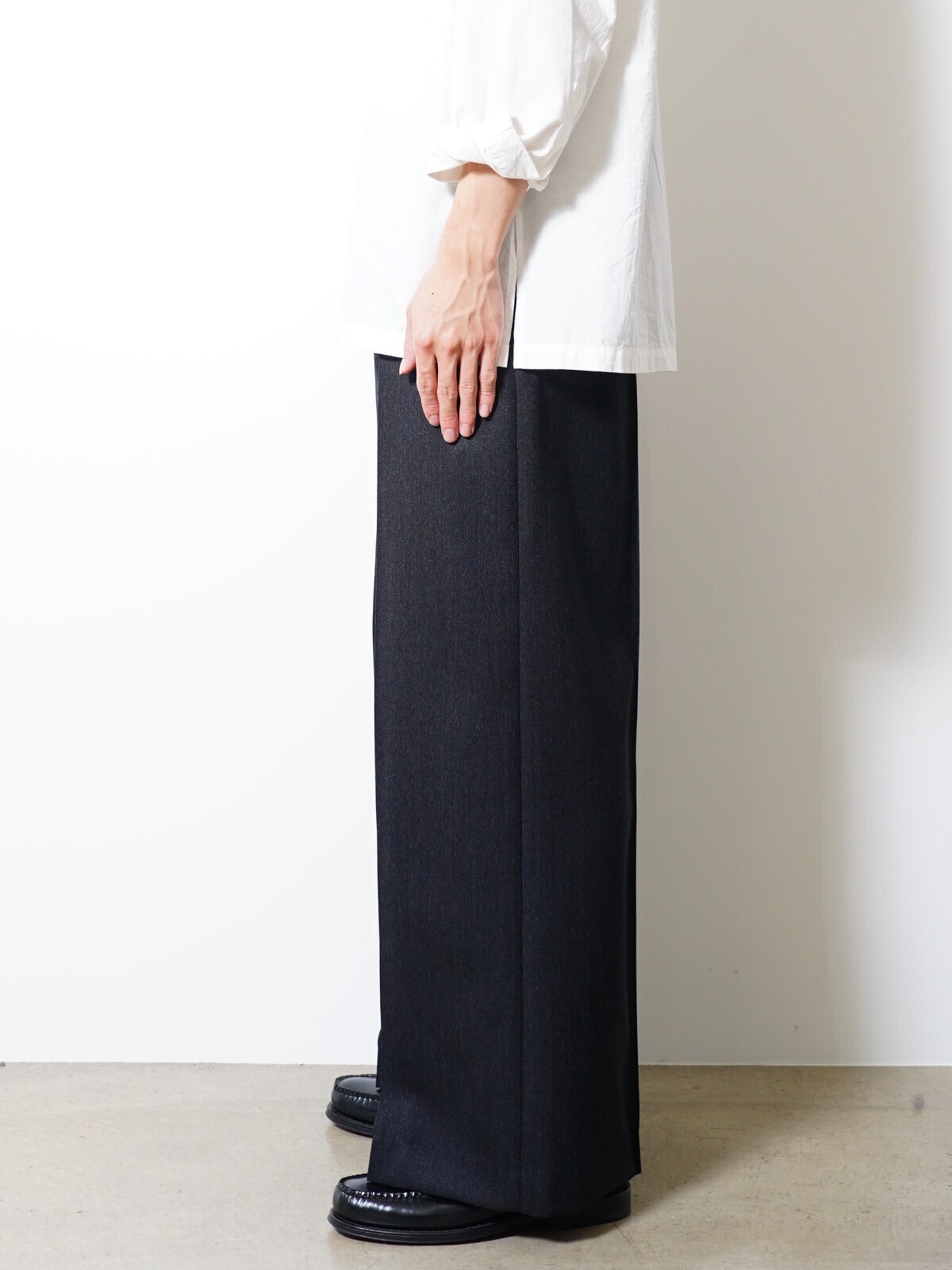 IRENISA 남성 ONE-TUCK BAGGY TROUSERS 이미지2