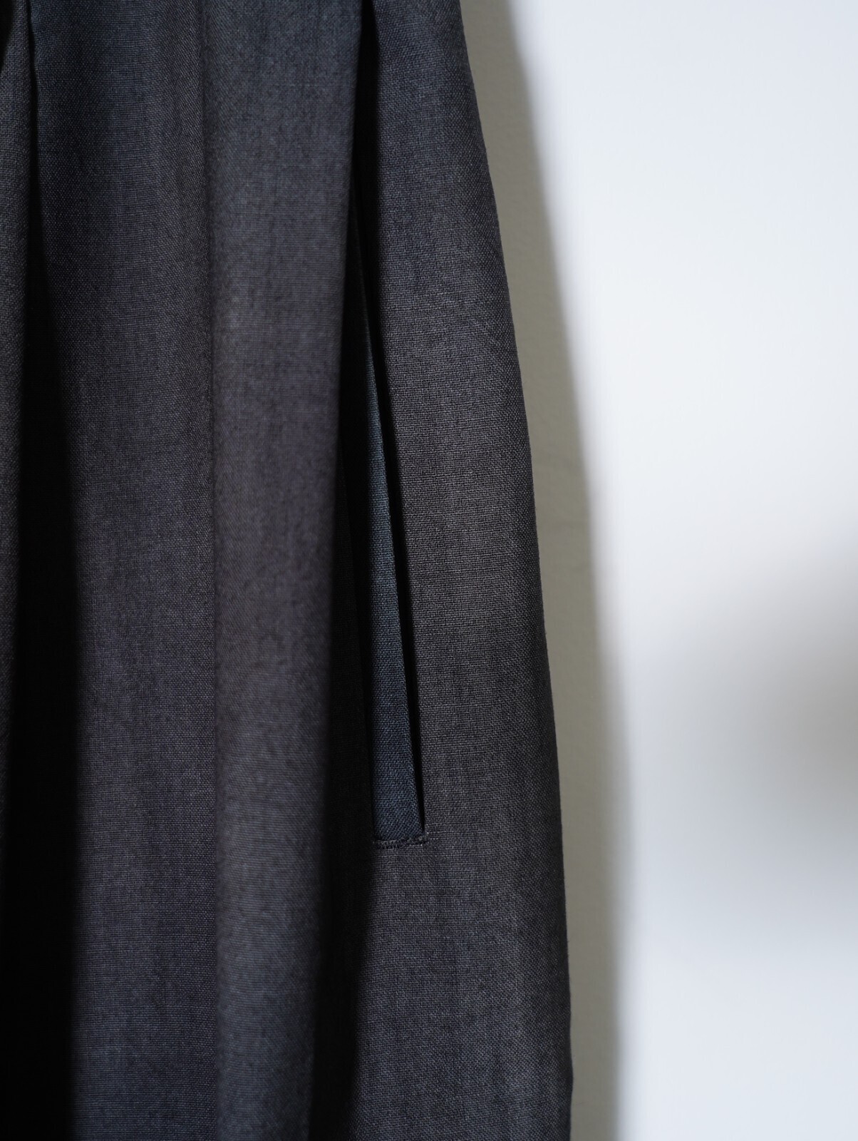 saby MENS TWO TUCK TROUSERS - Bishu Japan Flow dyeing FAB -  IMAGE6