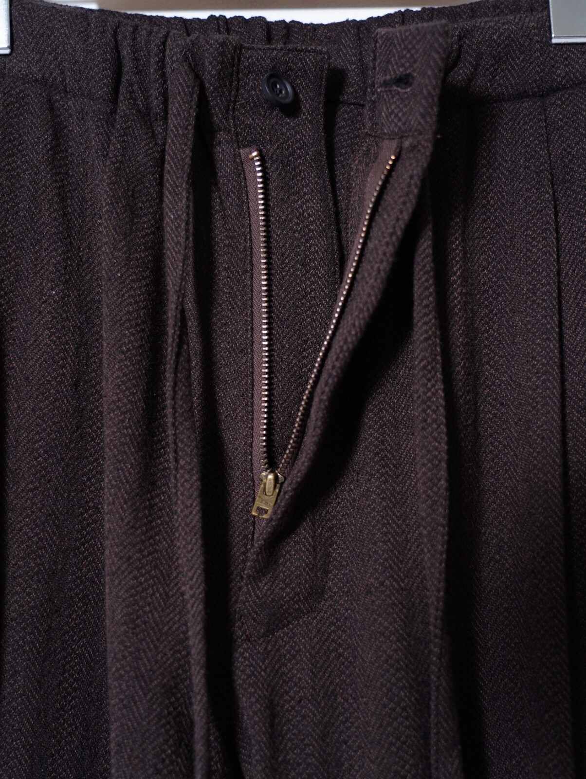 ULTERIOR 남성 WASHED W/S HERRINGBONE DRAWSTRING WIDE PANTS 이미지4