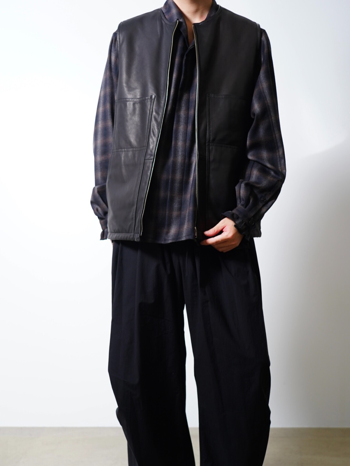 BISOWN WOMENS & MENS EX.) Lamb Leather / Wool Silk Reversible Vest IMAGE4