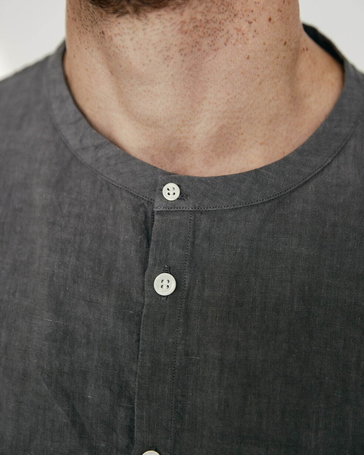 コロン メンズ ヘンリーネックシャツ (ハイカウントリネン) 画像10