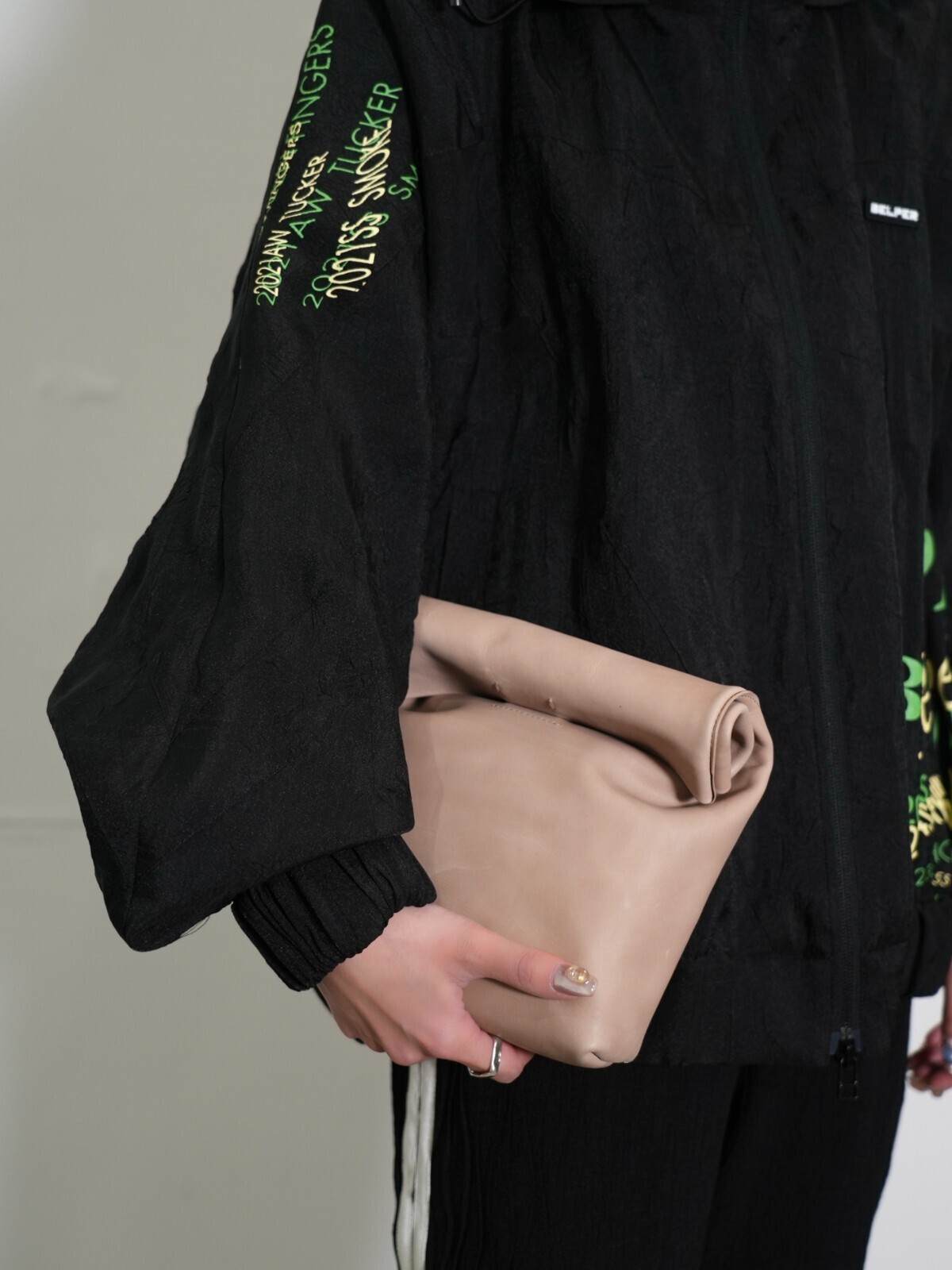 BELPER WOMENS & MENS WALK AROUND BAG IMAGE10
