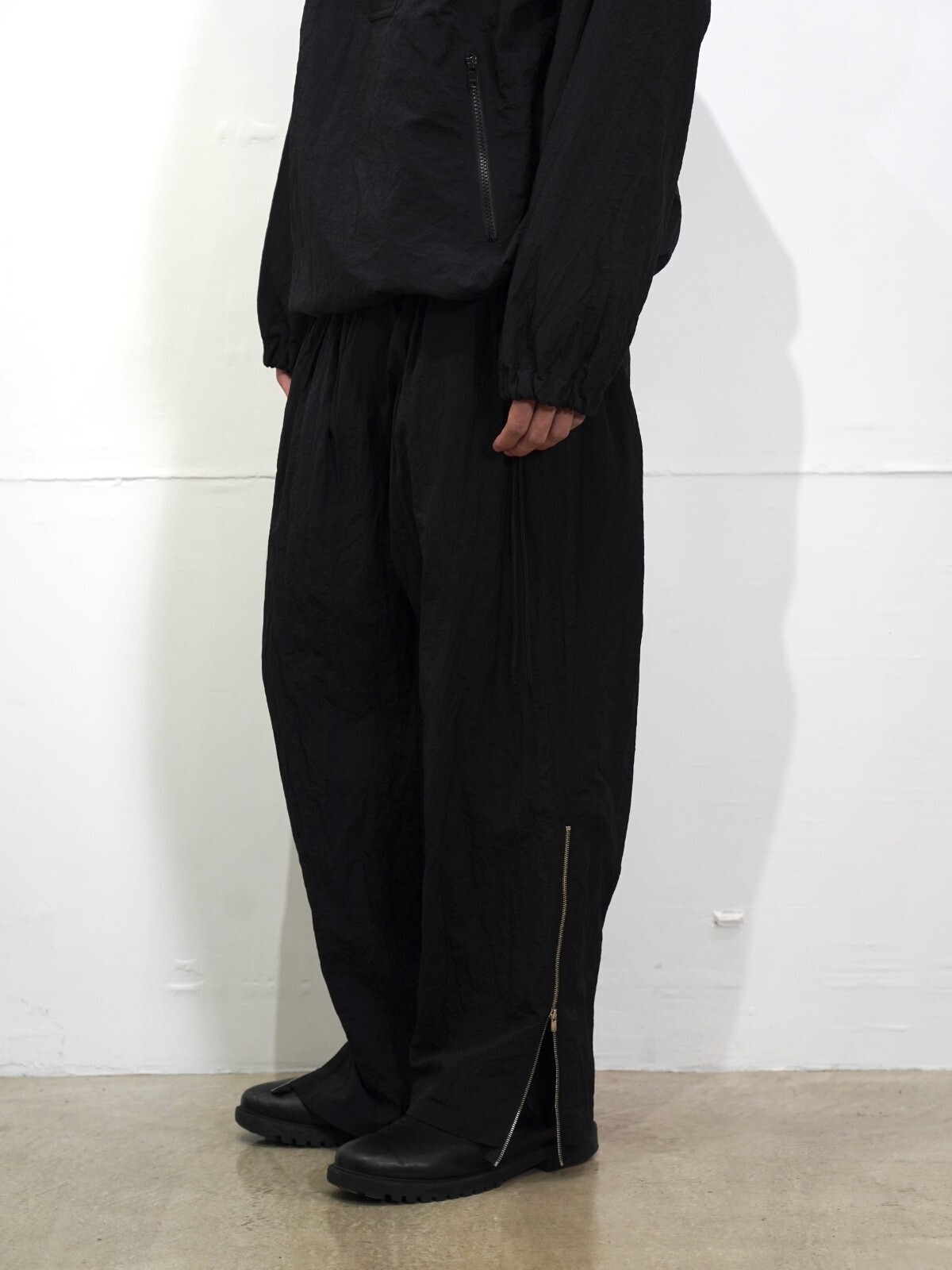 Blanc YM WOMENS & MENS Crispy Nylon Zip Up Pants IMAGE19