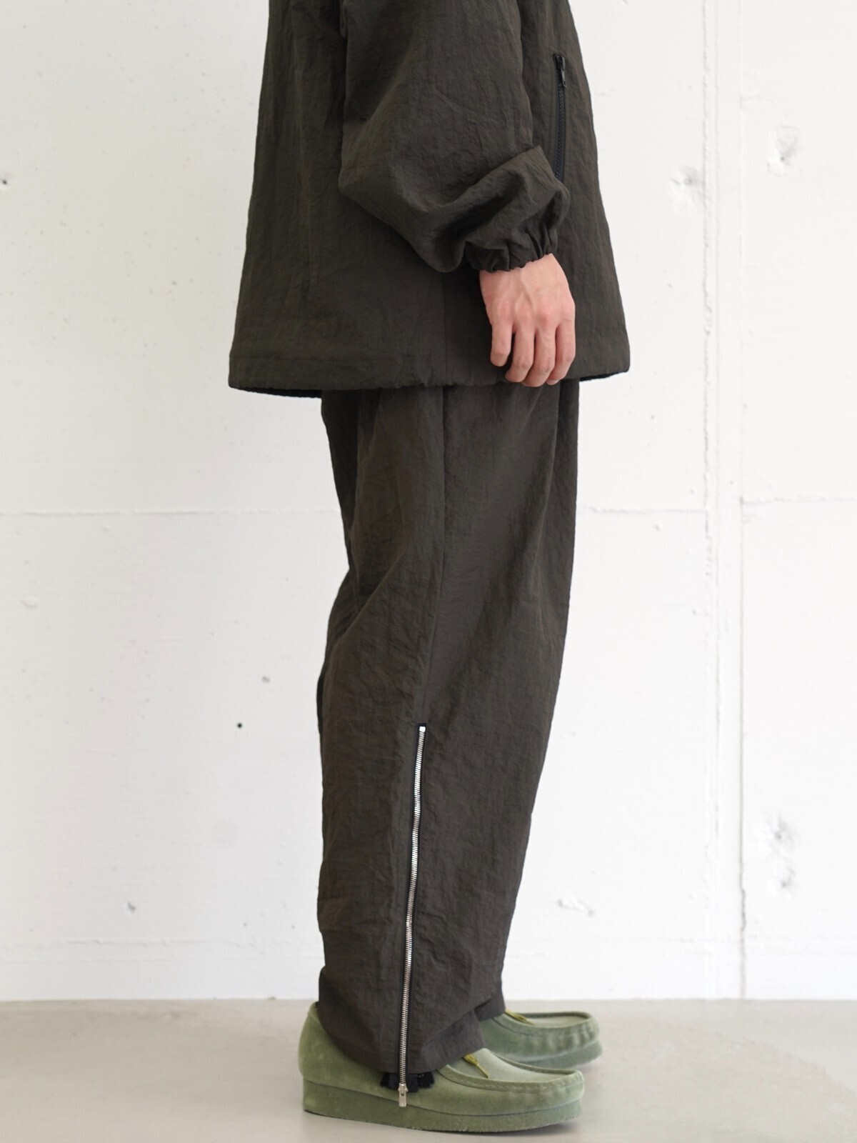 Blanc YM WOMENS & MENS Crispy Nylon Zip Up Pants IMAGE2