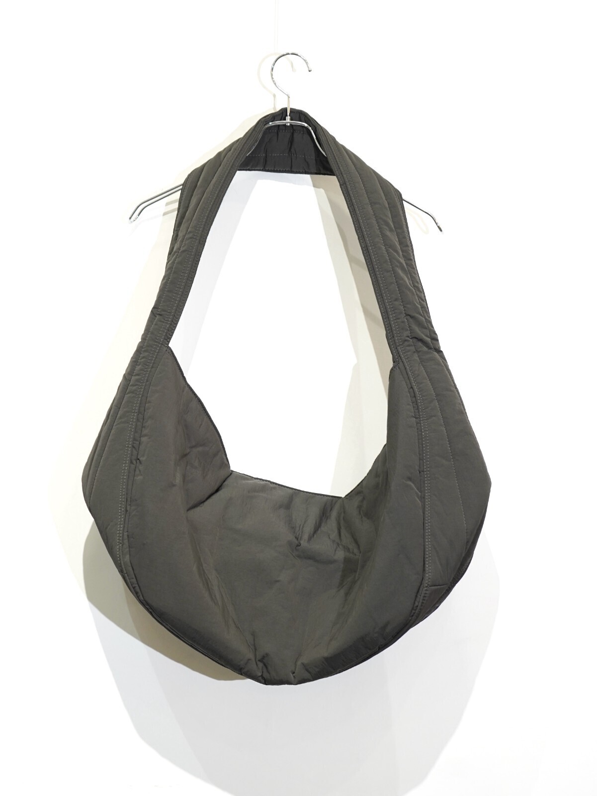 YOKE WOMENS & MENS NYLON PUFFER SHOULDER BAG IMAGE7