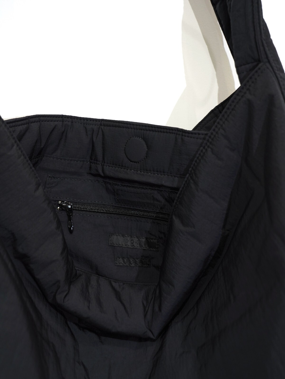 C2H4 ナイロンパデットバッグ DIESEL（ディーゼル）の「レディース パッデッドナイロン 2WAY