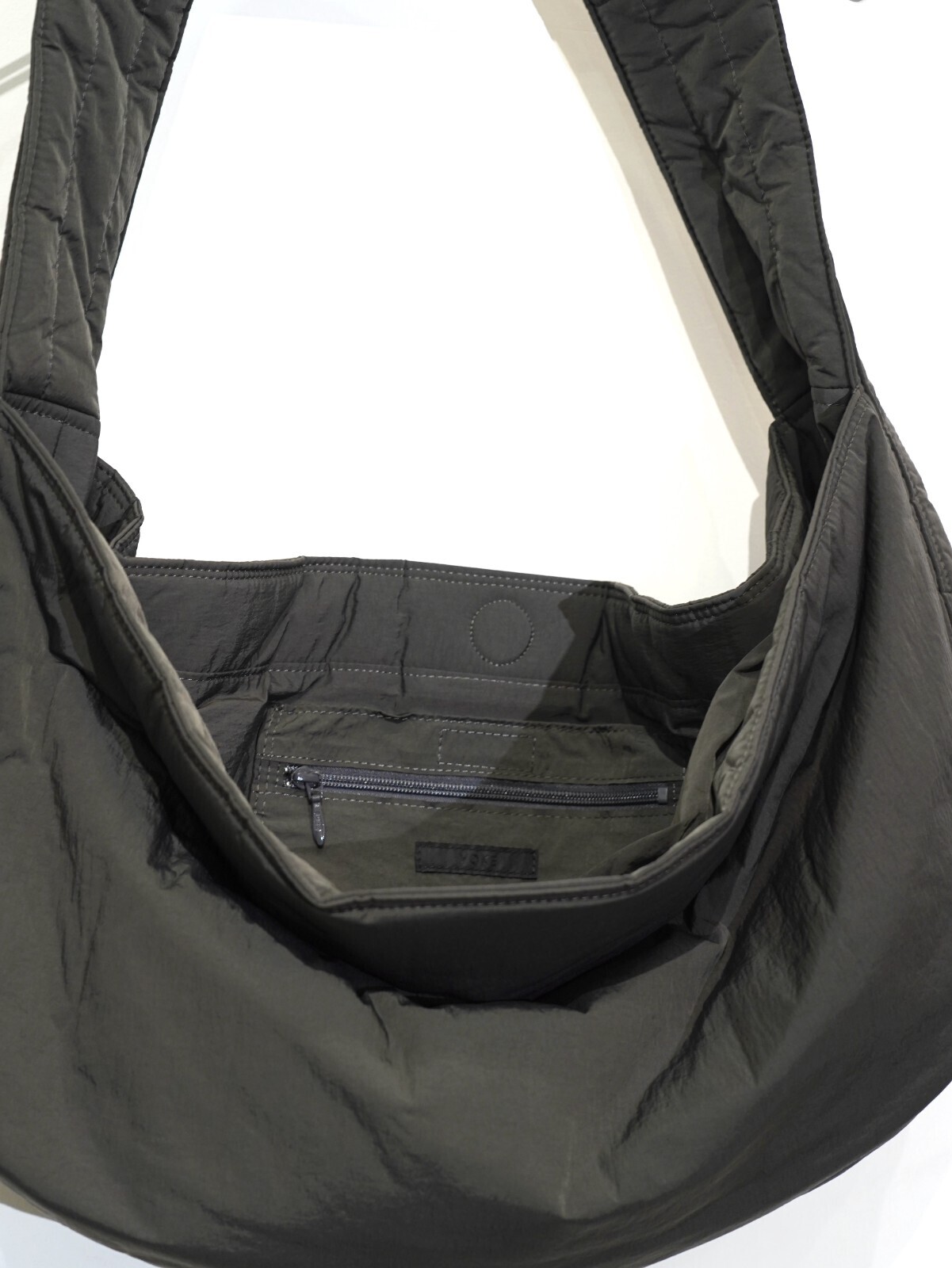 YOKE WOMENS & MENS NYLON PUFFER SHOULDER BAG IMAGE8