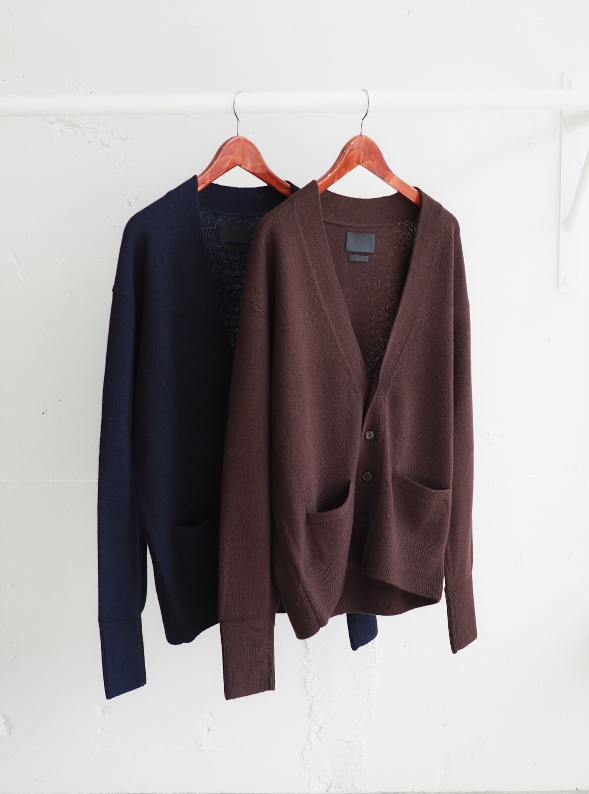 YOKE 남성 PAINTED ELBOW PATCH CARDIGAN 이미지19