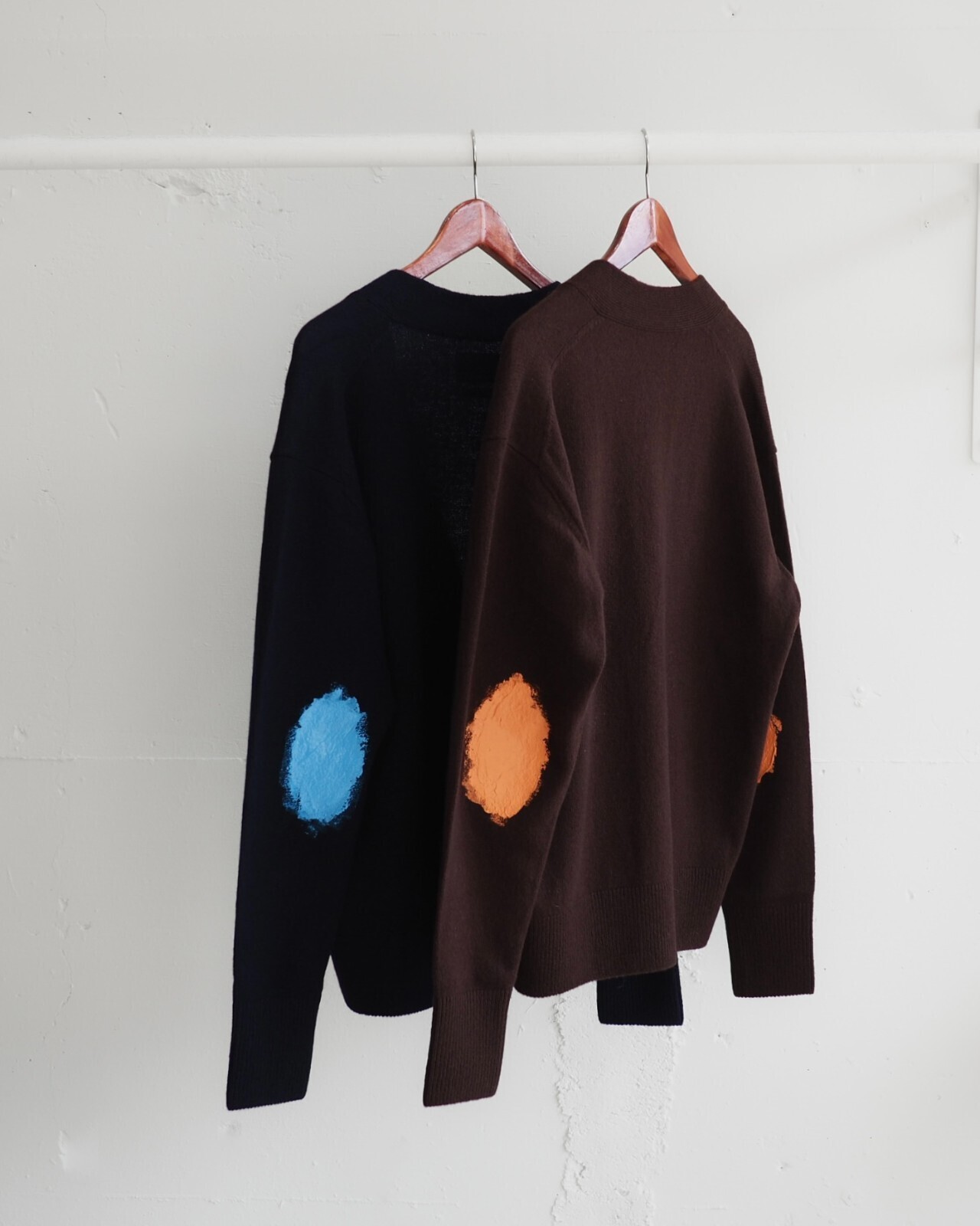 YOKE 남성 PAINTED ELBOW PATCH CARDIGAN 이미지18