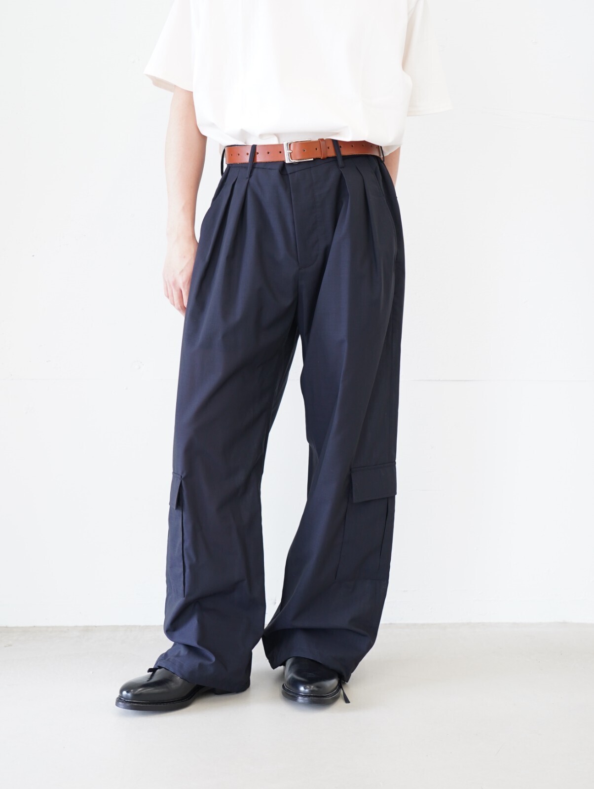 ヨーク(YOKE)、フジ(FUJI)、イレニサ(IRENISA)、ジャランスリウァヤ(Jalan Sriwijaya)のメンズコーディネート｜写真4