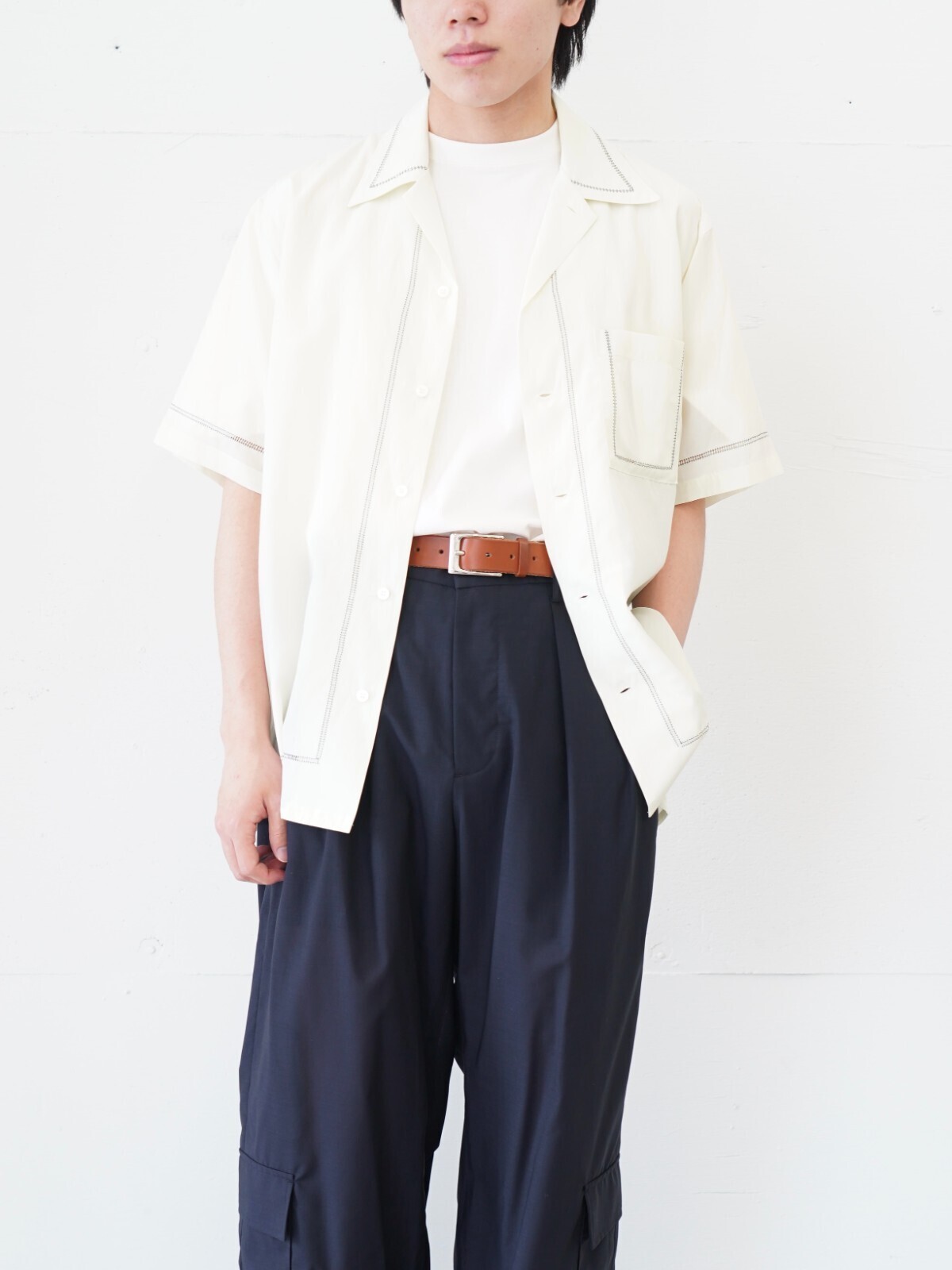 ヨーク(YOKE)、フジ(FUJI)、イレニサ(IRENISA)、ジャランスリウァヤ(Jalan Sriwijaya)のメンズコーディネート｜写真2