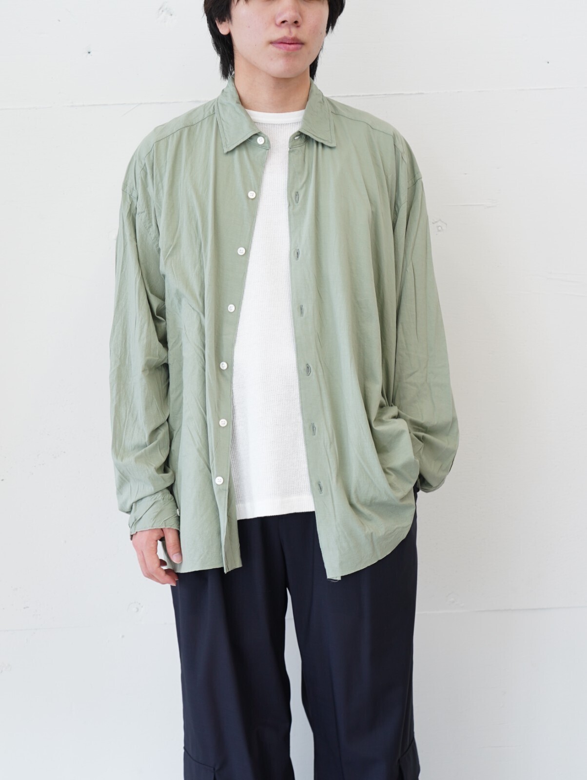 カネマサフィル(KANEMASA PHIL.)、イレニサ(IRENISA)、セブンバイセブン(SEVEN BY SEVEN)、ジャランスリウァヤ(Jalan Sriwijaya)のメンズコーディネート｜写真2