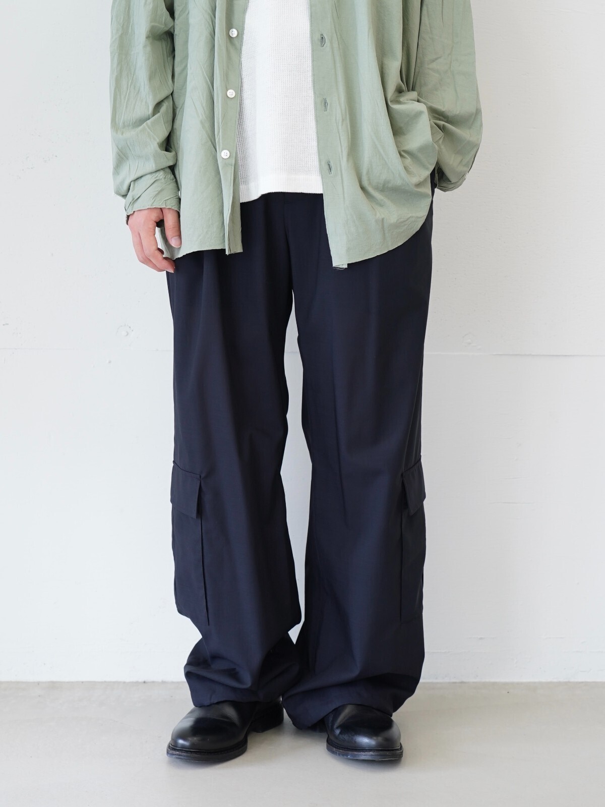 カネマサフィル(KANEMASA PHIL.)、イレニサ(IRENISA)、セブンバイセブン(SEVEN BY SEVEN)、ジャランスリウァヤ(Jalan Sriwijaya)のメンズコーディネート｜写真3