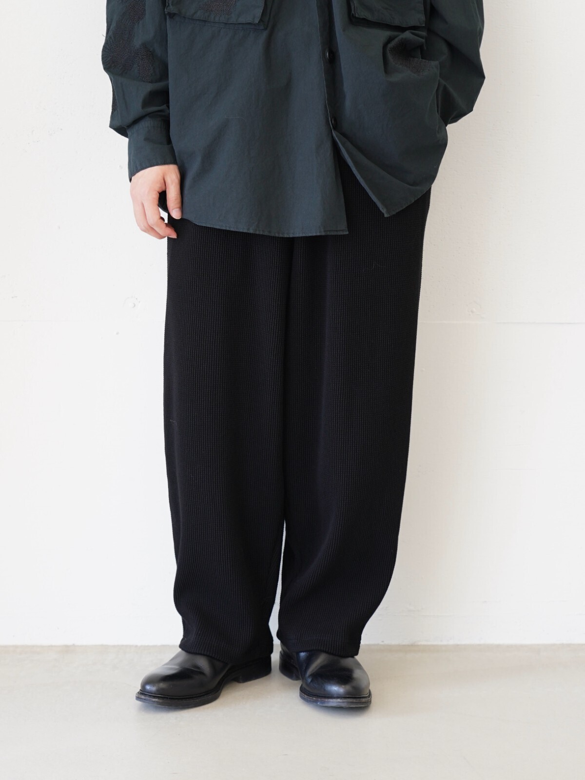 ヨーク(YOKE)、ワンダールーム(WONDER ROOM)、ジャランスリウァヤ(Jalan Sriwijaya)のメンズコーディネート｜写真3