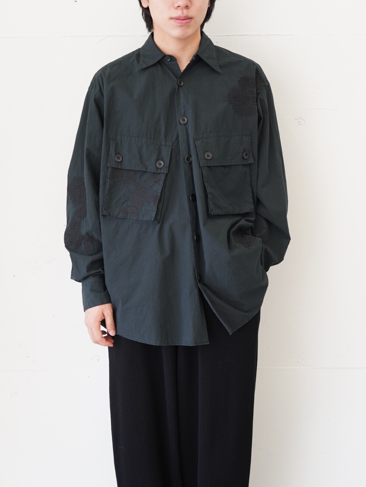 ヨーク(YOKE)、ワンダールーム(WONDER ROOM)、ジャランスリウァヤ(Jalan Sriwijaya)のメンズコーディネート｜写真2